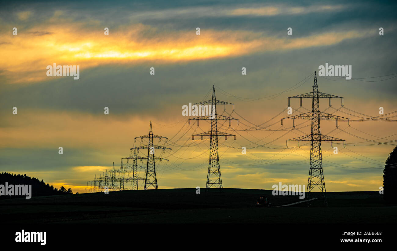 Lignes de transmission au coucher du soleil - près de Hausen vor Wald / Allemagne Banque D'Images
