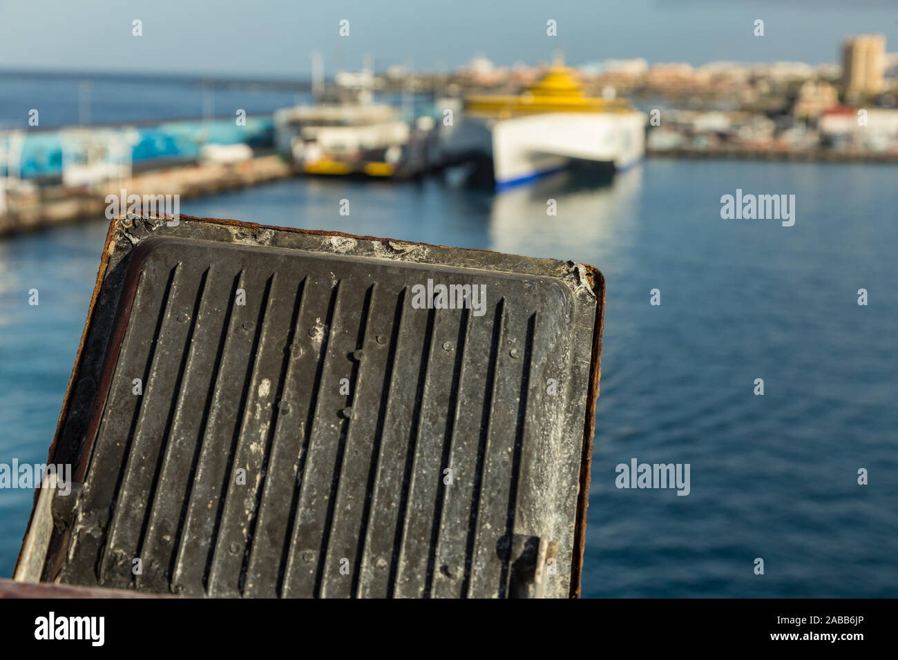 Boat searchlight Banque de photographies et d'images à haute résolution -  Alamy