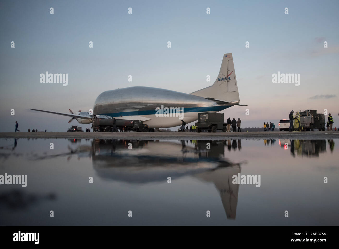 Mansfield, États-Unis. 24 Nov, 2019. L'Aero Spacelines NASA Super Guppy cargo) se reflète dans une flaque d'eau après l'atterrissage à l'aéroport régional de Lahm, 25 novembre 2019 à Mansfield, Ohio. Les mondes plus grand cargo) est la prestation de l'Orion Artémis capsule spatiale pour les essais au Glenn Research Center. Crédit : Joe Harwood/Planetpix/Alamy Live News Crédit : Planetpix/Alamy Live News Banque D'Images