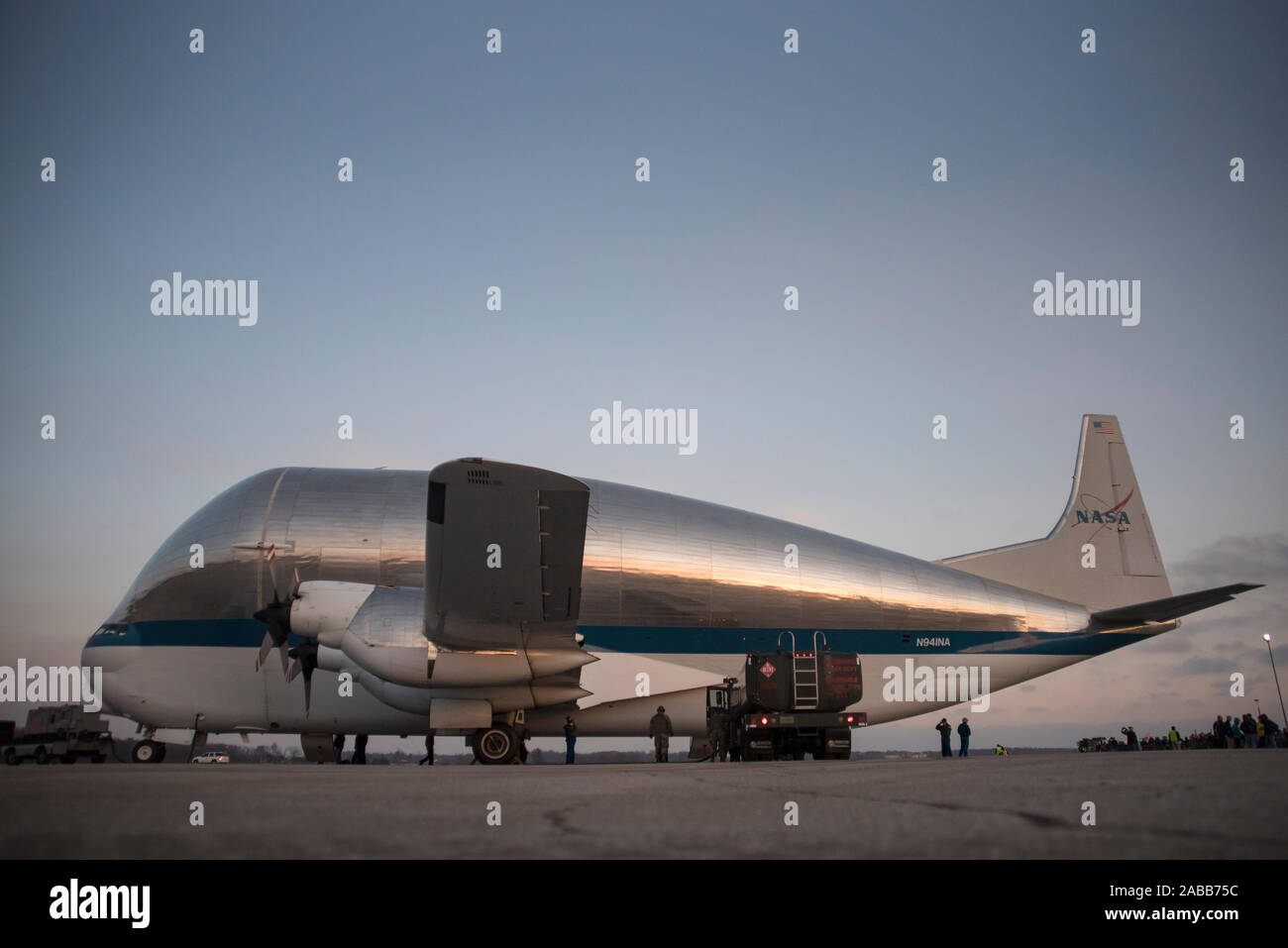 Mansfield, États-Unis. 24 Nov, 2019. L'Aero Spacelines NASA Super Guppy cargo) après l'atterrissage à l'aéroport régional de Lahm, 25 novembre 2019 à Mansfield, Ohio. Les mondes plus grand cargo) est la prestation de l'Orion Artémis capsule spatiale pour les essais au Glenn Research Center. Crédit : Joe Harwood/Planetpix/Alamy Live News Crédit : Planetpix/Alamy Live News Banque D'Images