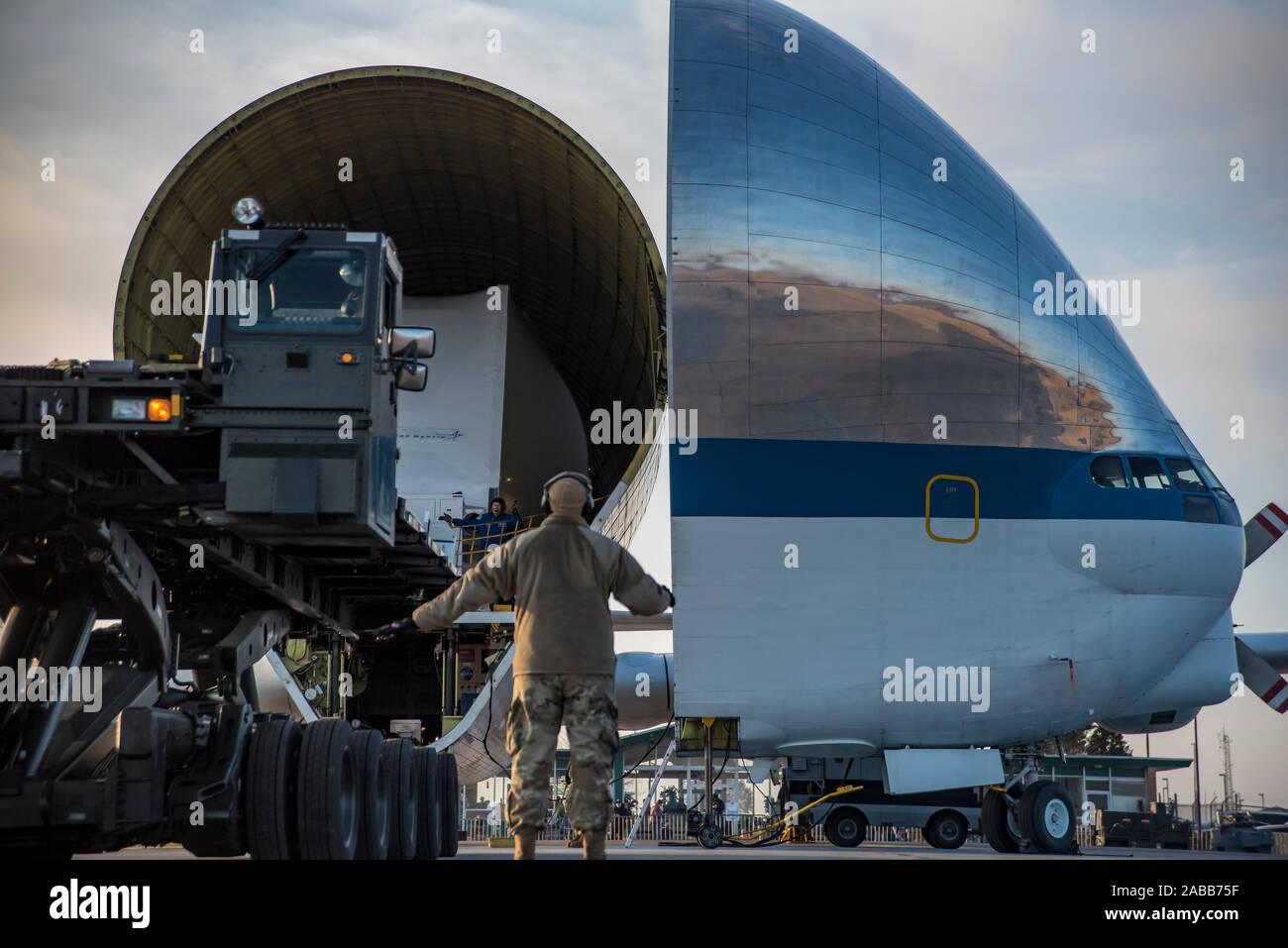 Mansfield, États-Unis. 25Th Nov, 2019. Les aviateurs américains de la NASA se prépare à décharger le projet spatial Orion de l'Aero Spacelines Super Guppy cargo) à l'aéroport régional de Lahm, 25 novembre 2019 à Mansfield, Ohio. Crédit : Joe Harwood/Planetpix/Alamy Live News Crédit : Planetpix/Alamy Live News Banque D'Images