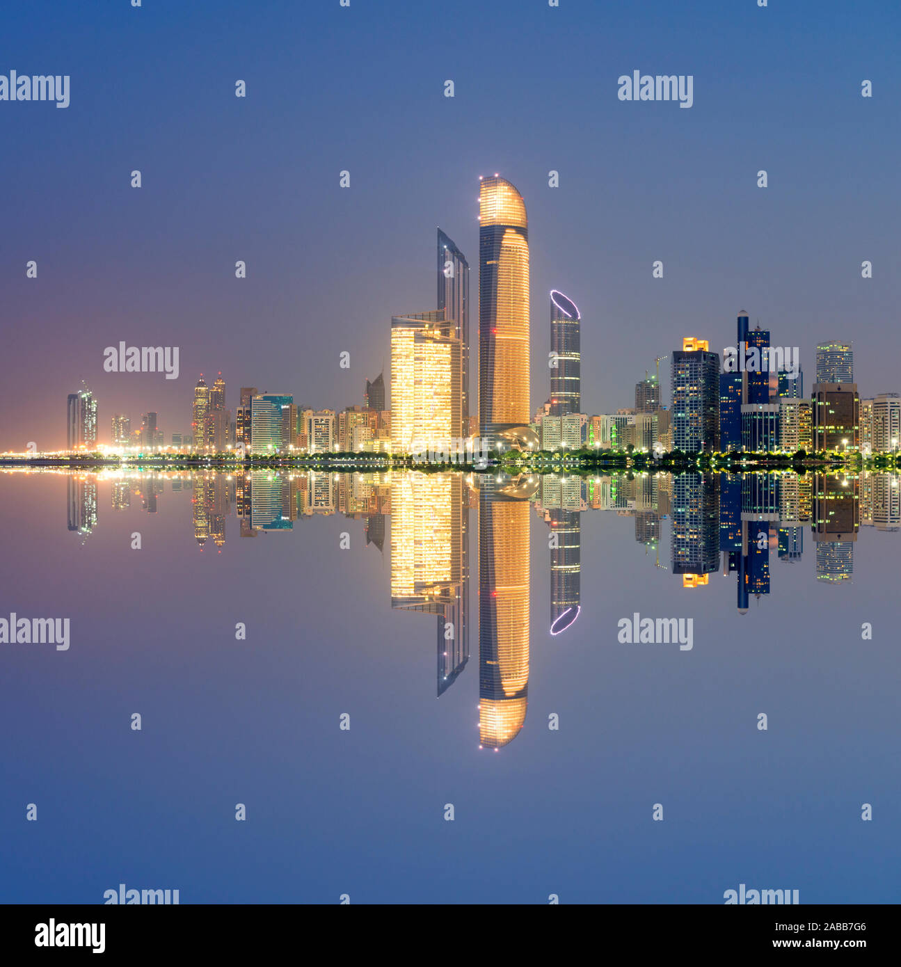 Night skyline avec les réflexions de gratte-ciel sur la Corniche d'Abu Dhabi dans les Émirats Arabes Unis ÉMIRATS ARABES UNIS Banque D'Images