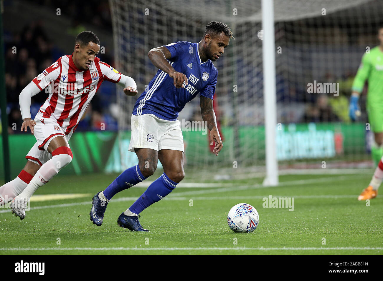 Cardiff, Royaume-Uni. 26 Nov, 2019. Leandro Bacuna de Cardiff City et Tom Ince de Stoke City pendant le match de championnat EFL Sky Bet entre Cardiff City et Stoke City au Cardiff City Stadium, Cardiff, Pays de Galles. Photo par Dave Peters. Usage éditorial uniquement, licence requise pour un usage commercial. Aucune utilisation de pari, de jeux ou d'un seul club/ligue/dvd publications. Credit : UK Sports Photos Ltd/Alamy Live News Banque D'Images