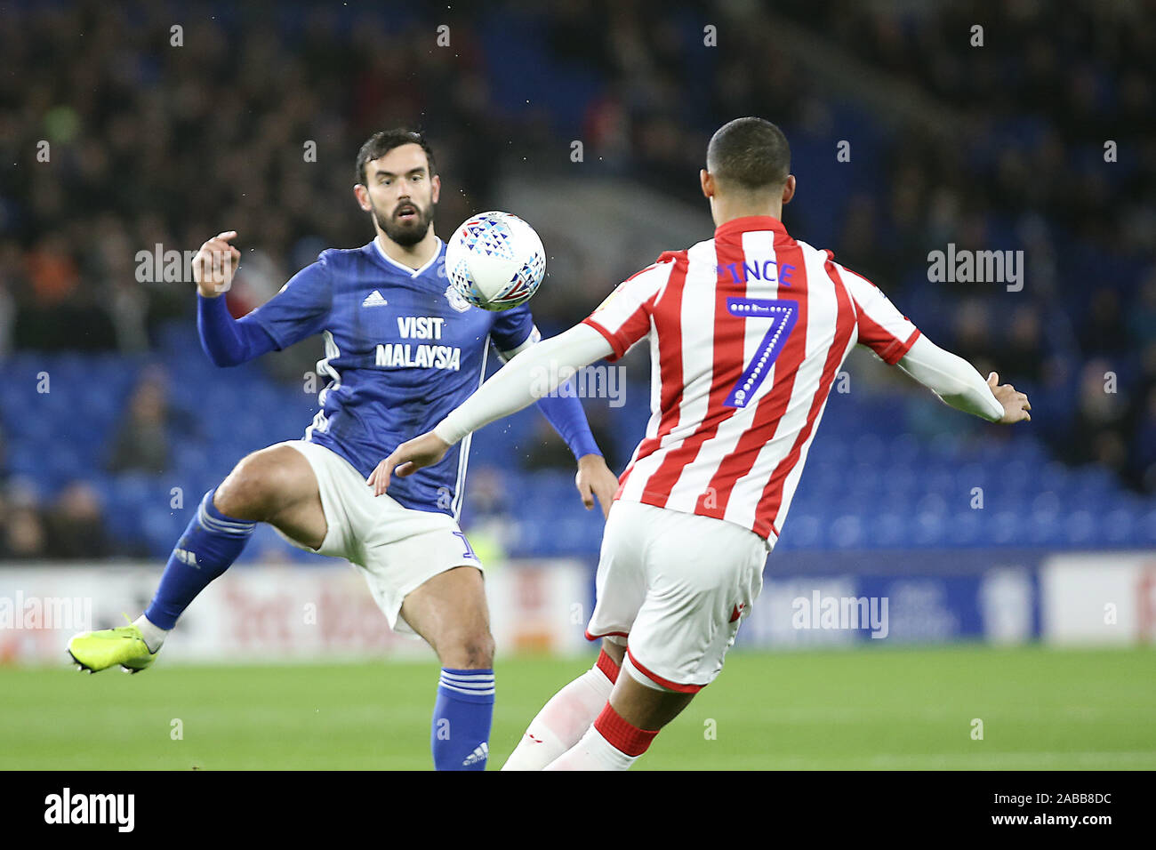 Cardiff, Royaume-Uni. 26 Nov, 2019. Marlon Pack de Cardiff City et Tom Ince de Stoke City pendant le match de championnat EFL Sky Bet entre Cardiff City et Stoke City au Cardiff City Stadium, Cardiff, Pays de Galles. Photo par Dave Peters. Usage éditorial uniquement, licence requise pour un usage commercial. Aucune utilisation de pari, de jeux ou d'un seul club/ligue/dvd publications. Credit : UK Sports Photos Ltd/Alamy Live News Banque D'Images
