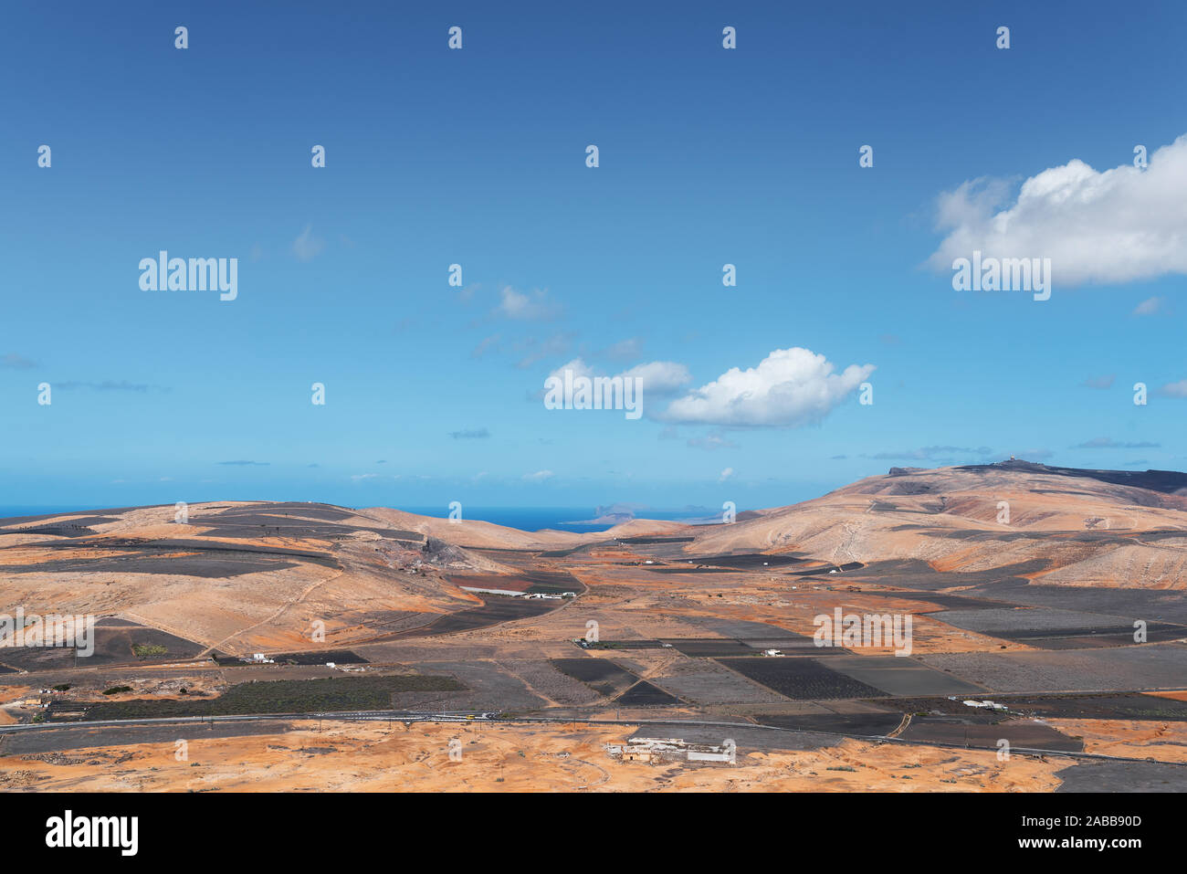 Paysage pittoresque coloré sur Lanzarote, Canaries, contre l'océan et ciel bleu Banque D'Images