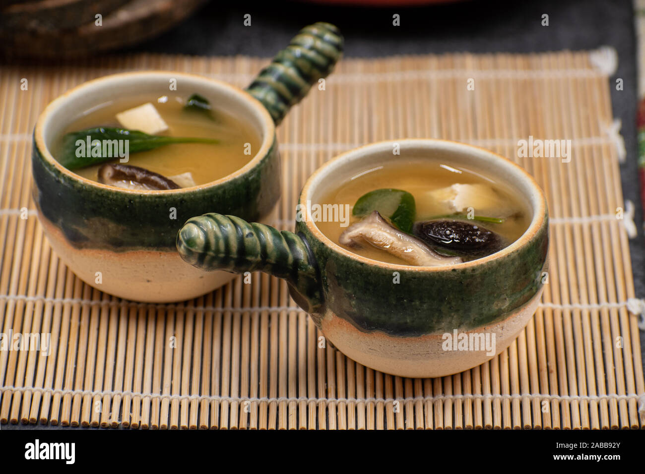 La soupe miso blanc japonais dans de petits bols avec poignée Banque D'Images