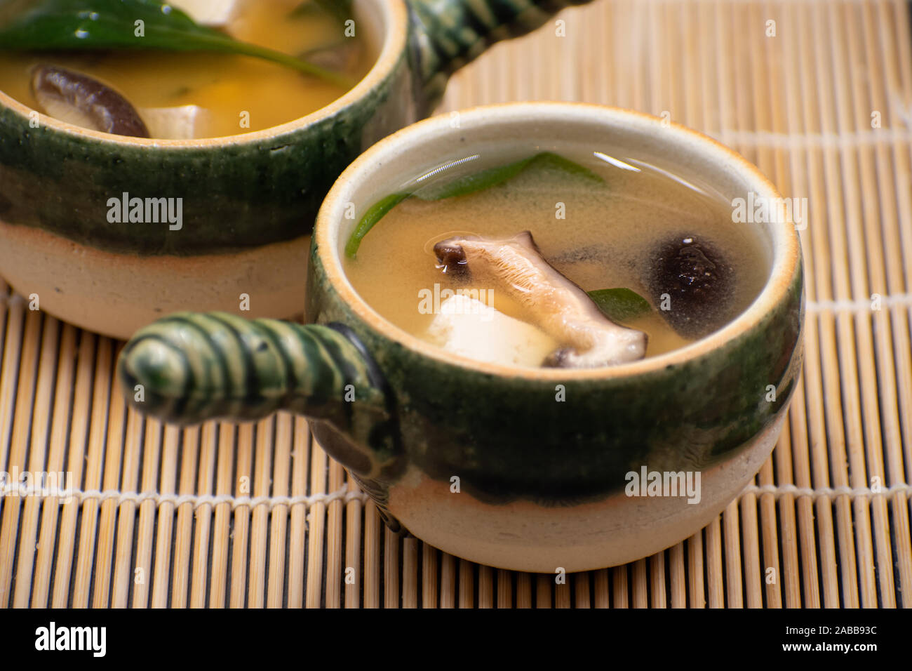 La soupe miso blanc japonais dans de petits bols avec poignée Banque D'Images