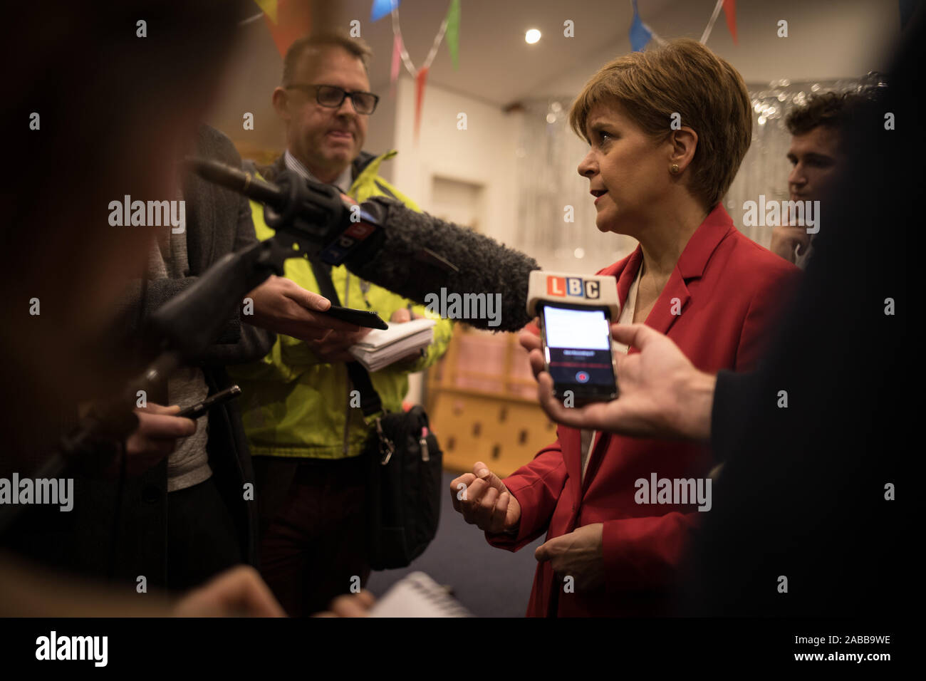 Glasgow, Ecosse, le 26 novembre 2019. Nicola Sturgeon, Premier Ministre et chef du Parti national écossais, en campagne électorale, a rencontré des enfants à partir d'une pépinière locale, et a été rejoint par le candidat SNP de Lanark & Hamilton East, Angela Crawley, et SNP candidat à Airdrie & Shotts, Neil, gris à Jollytots & Cookies Café à Uddingston, Glasgow. Le SNP a annoncé des plans visant à "transformer" le congé parental en Ecosse, l'extension à 64 semaines de congé partagé avec les 12 autres semaines pour être clôturé l'anneau pour le père pour encourager l'adoption. Crédit : Jeremy Sutton-Hibbert/Alamy Live News. Banque D'Images Glasgow, Ecosse, le 26 novembre 2019. Nicola Sturgeon, Premier Ministre et chef du Parti national écossais, en campagne électorale, a rencontré des enfants à partir d'une pépinière locale, et a été rejoint par le candidat SNP de Lanark & Hamilton East, Angela Crawley, et SNP candidat à Airdrie & Shotts, Neil, gris à Jollytots & Cookies Café à Uddingston, Glasgow. Le SNP a annoncé des plans visant à "transformer" le congé parental en Ecosse, l'extension à 64 semaines de congé partagé avec les 12 autres semaines pour être clôturé l'anneau pour le père pour encourager l'adoption. Crédit : Jeremy Sutton-Hibbert/Alamy Live News. Banque D'Images