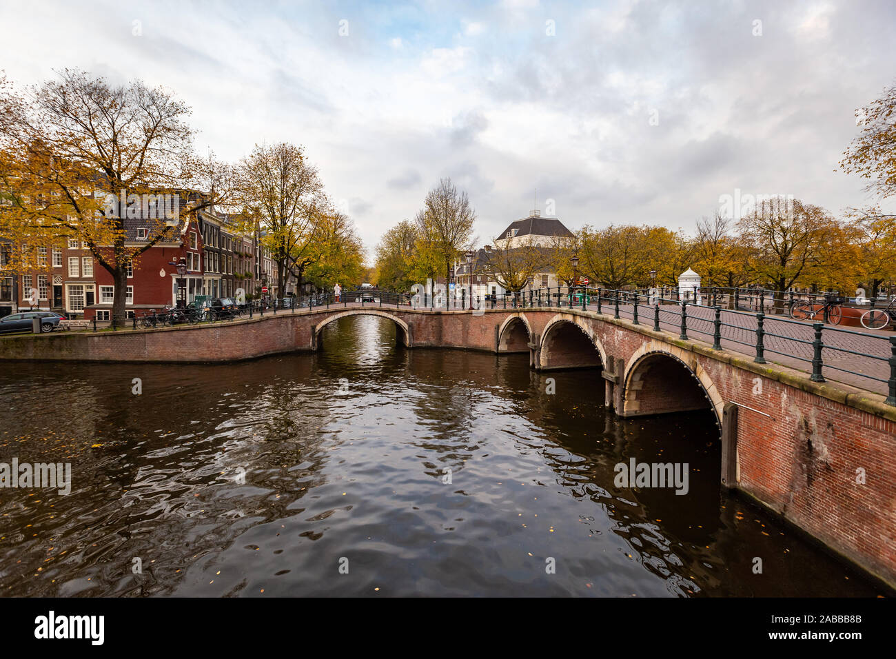 Vue de nuit Amterdam cityscape avec canal, pont et maisons de la cité médiévale dans le crépuscule du soir allumé. Amsterdam, Pays-Bas Banque D'Images