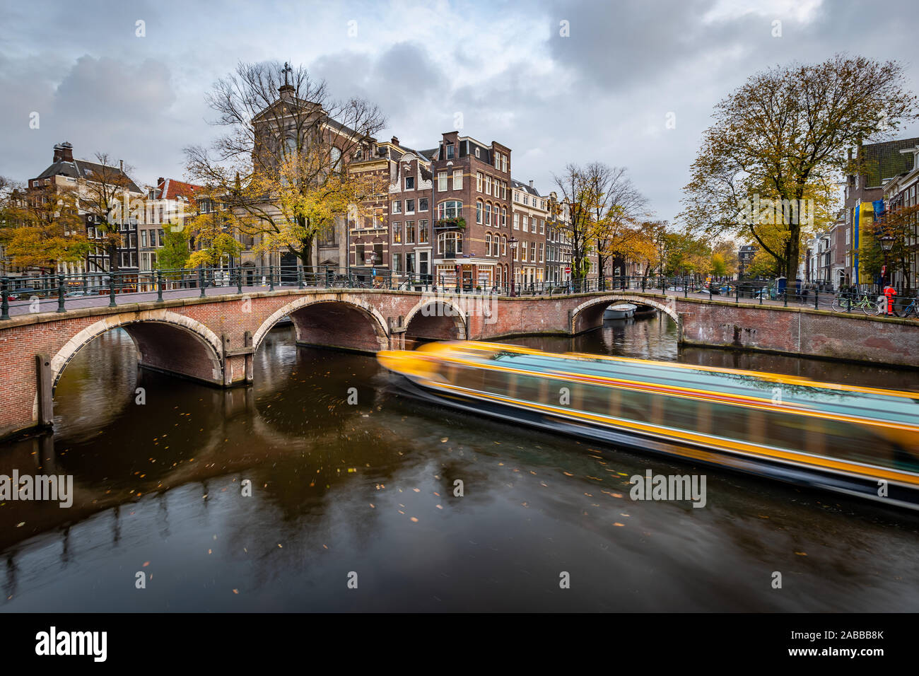 Vue de nuit Amterdam cityscape avec canal, pont et maisons de la cité médiévale dans le crépuscule du soir allumé. Amsterdam, Pays-Bas Banque D'Images