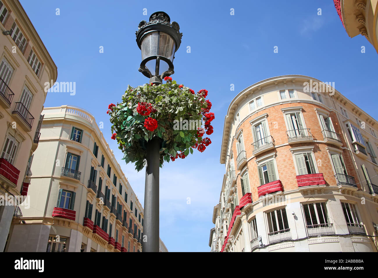 Regardant les beaux bâtiments des rues commerçantes principales de la ville ; Calle Larios et calle Nueva, Malaga, Andalousie, Espagne du Sud. Banque D'Images