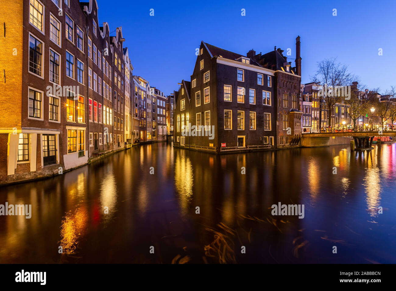 Bâtiment médival de quartier rouge la nuit. Amsterdam, Pays-Bas Banque D'Images