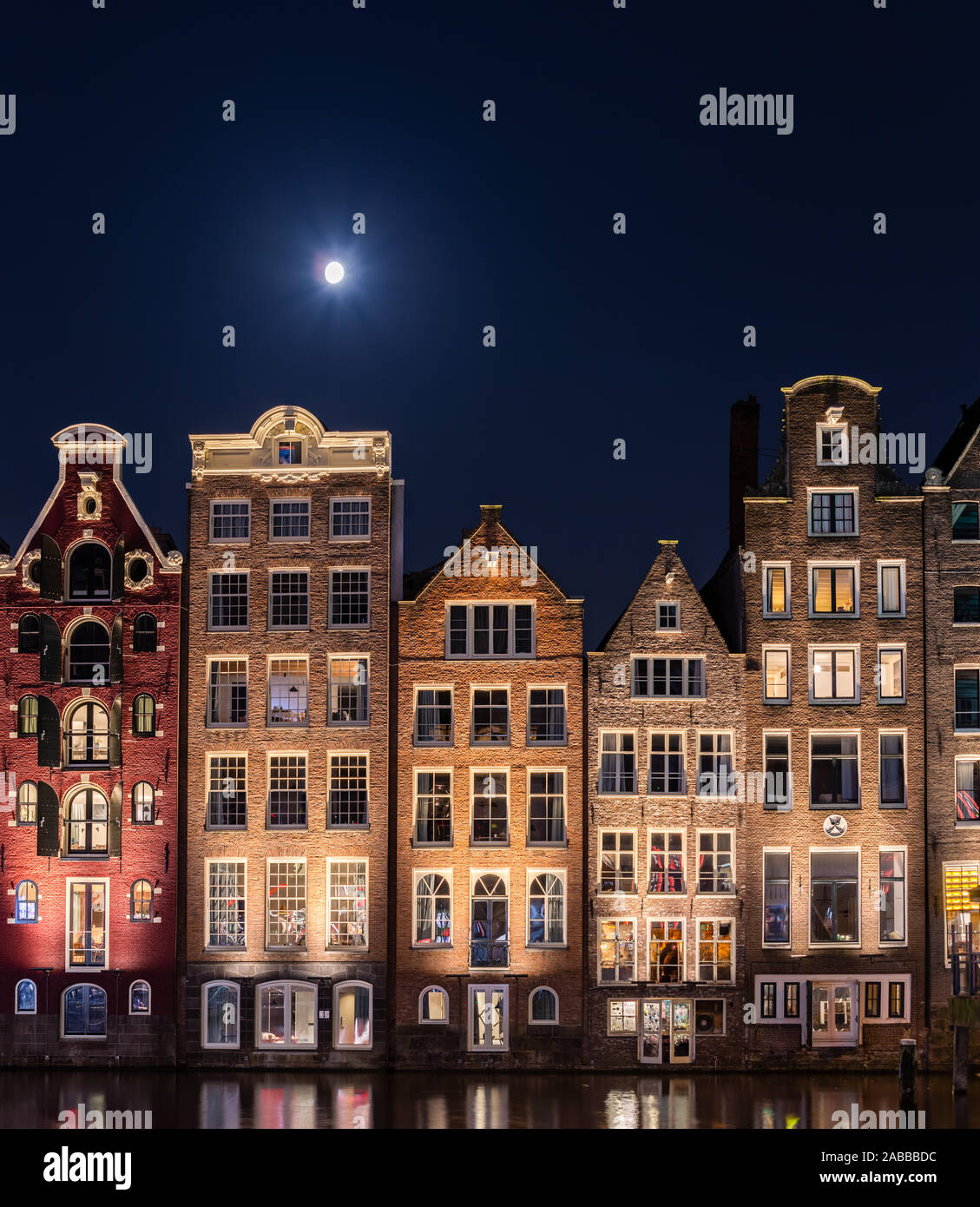 Bâtiments hollandais traditionnel à Damrak la nuit, Amsterdam, Pays-Bas Banque D'Images