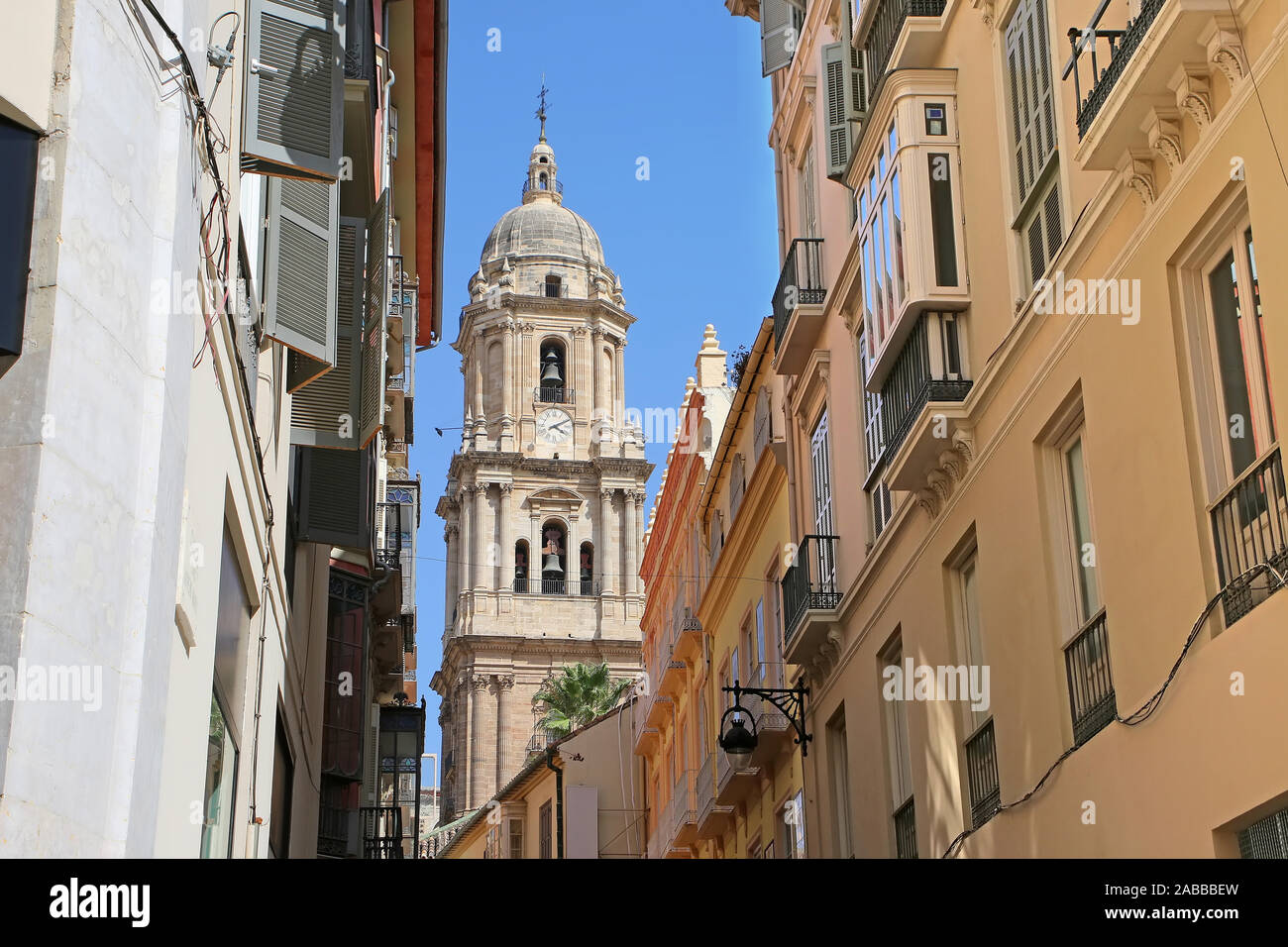 En regardant vers la cathédrale à travers les rues étroites de la ville, dans le centre-ville, Malaga, Andalousie, Espagne du Sud. Banque D'Images