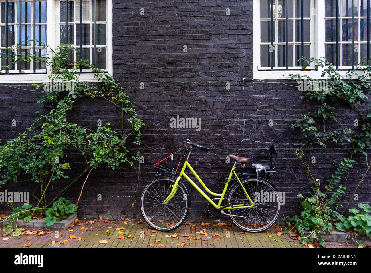 Vélo hollandais traditionnel stationnée sur près de mur de brique à Amsterdam Banque D'Images