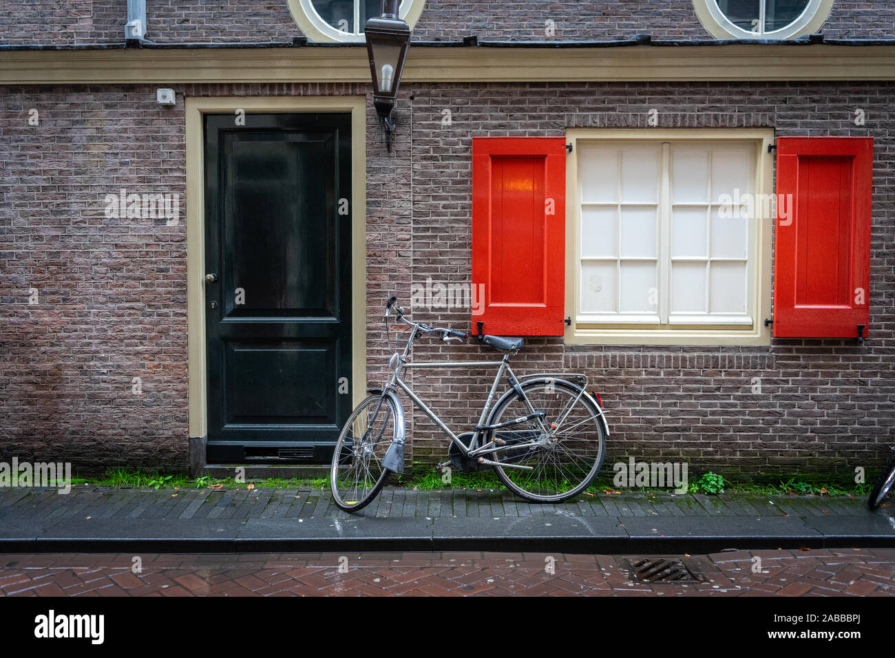 Vélo hollandais traditionnel stationnée sur près de mur de brique à Amsterdam Banque D'Images
