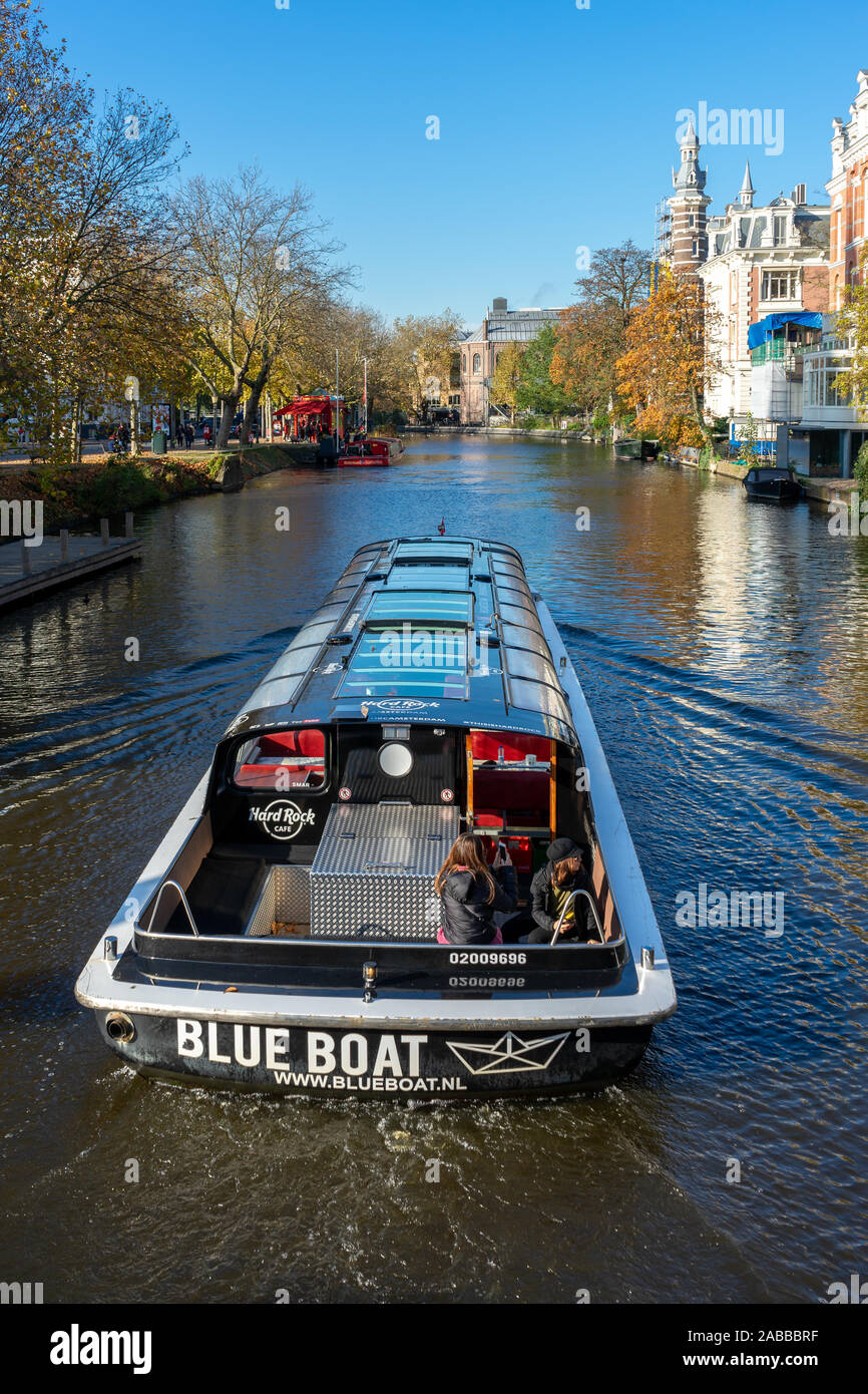 Bateaux dans les canaux d'Amsterdam, couleurs d'automne et ciel bleu Banque D'Images