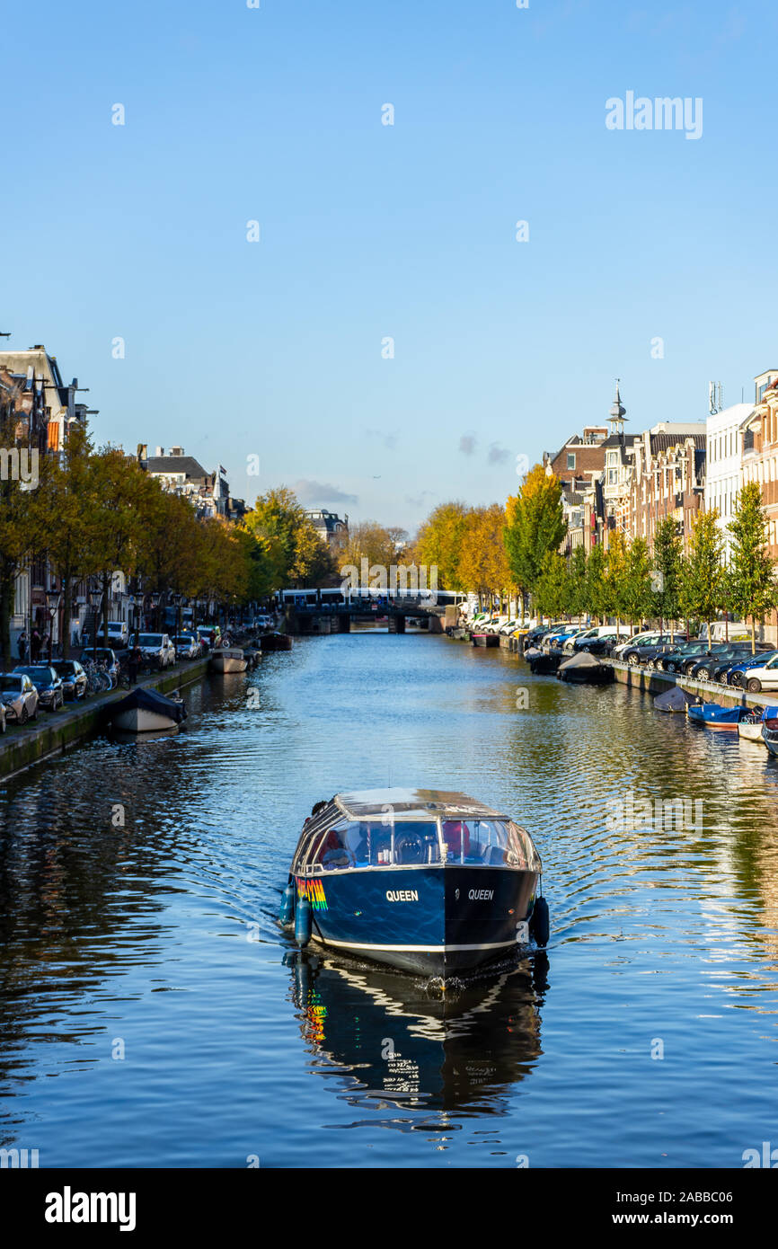 Bateaux dans les canaux d'Amsterdam, couleurs d'automne et ciel bleu Banque D'Images