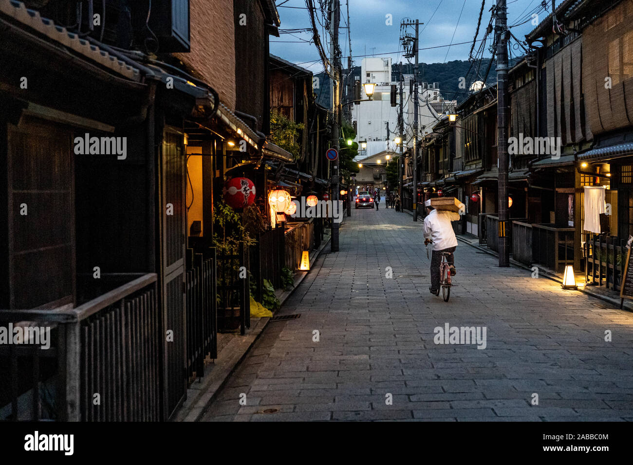 Petites allées dans le quartier de Gion geisha à Kyoto la nuit, Japon Banque D'Images
