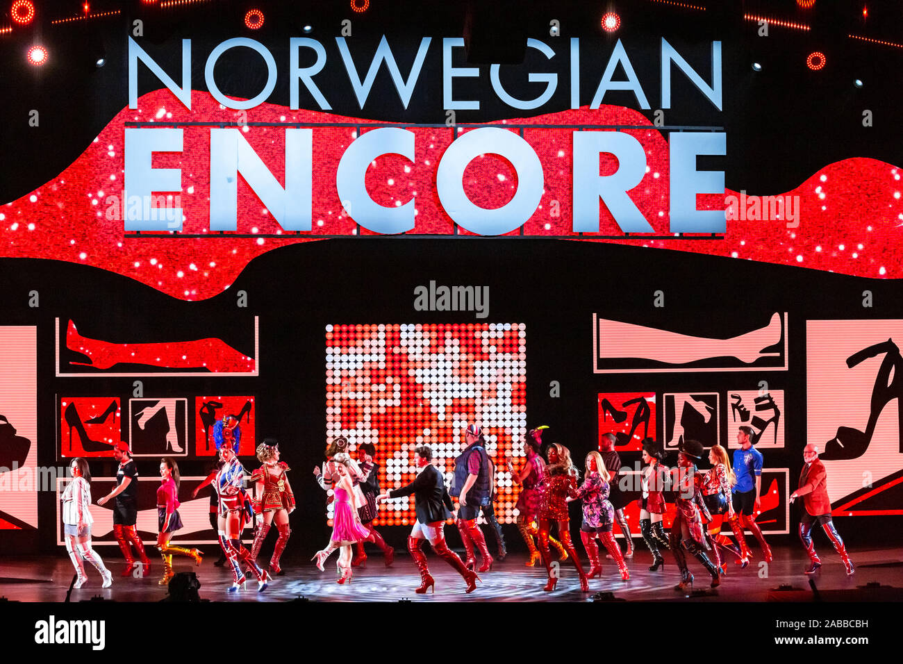 Kinky Boots exprimées à NCL concert inaugural de l'Encore et marraine de baptême avec Kelly Clarkson le 21 novembre 2019 à Miami, Floride Banque D'Images