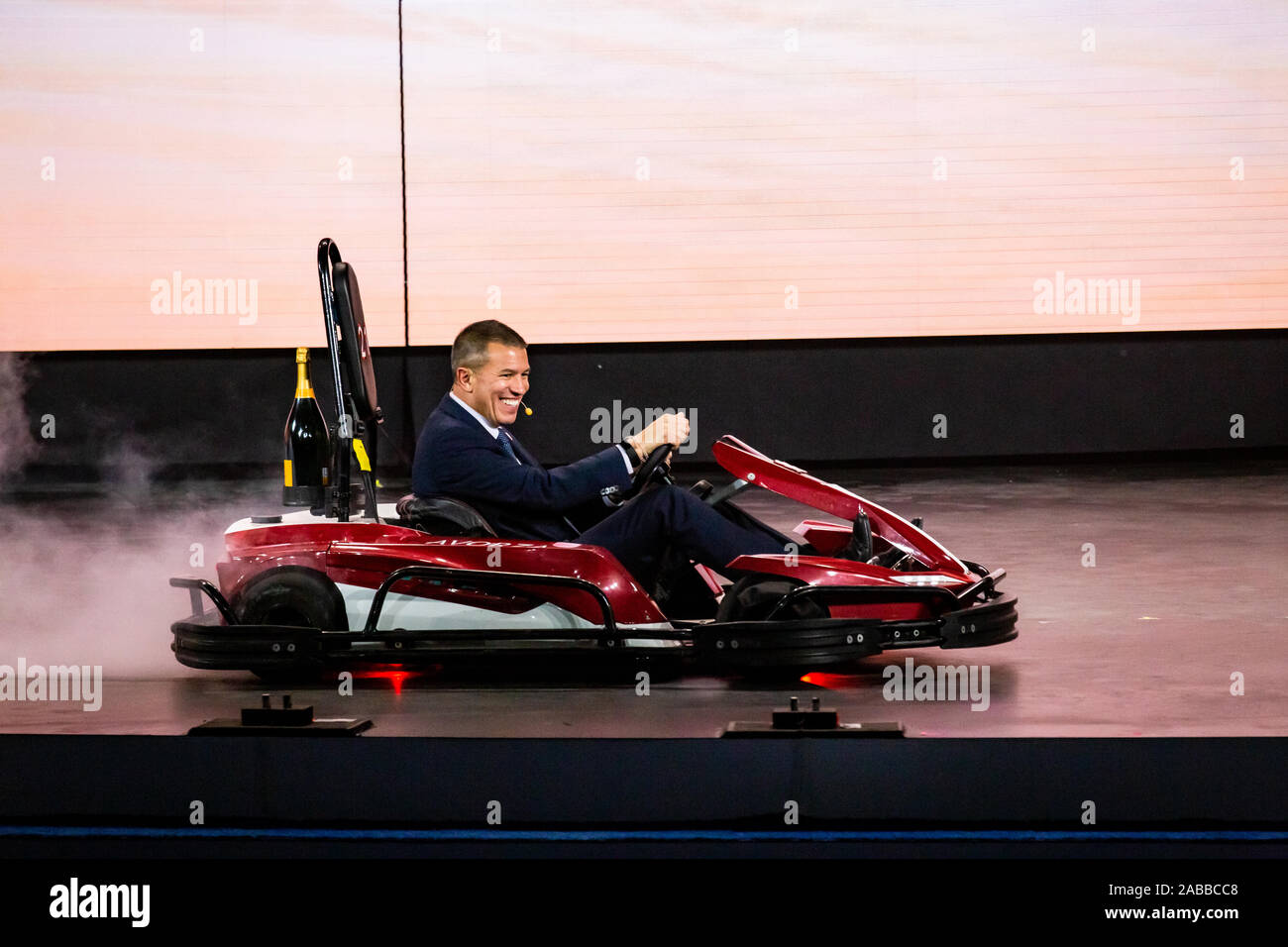 Andy Stuart apporte le champagne par go kart à NCL concert inaugural de l'Encore et marraine de baptême avec Kelly Clarkson Le 11/ 21/19 à Miami, FL Banque D'Images