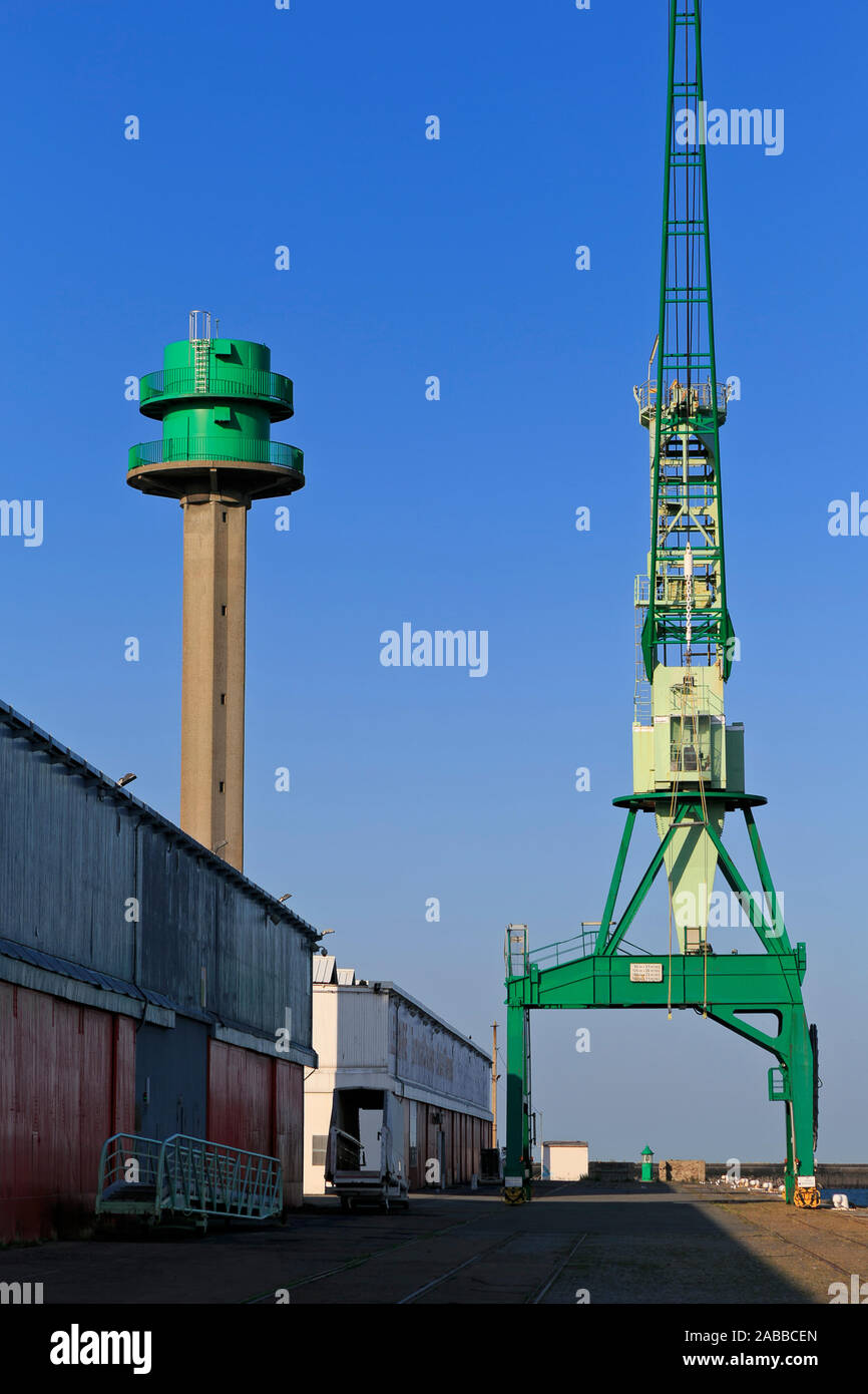 Leuchtturm & Crane, port du Havre, Normandie, France Banque D'Images