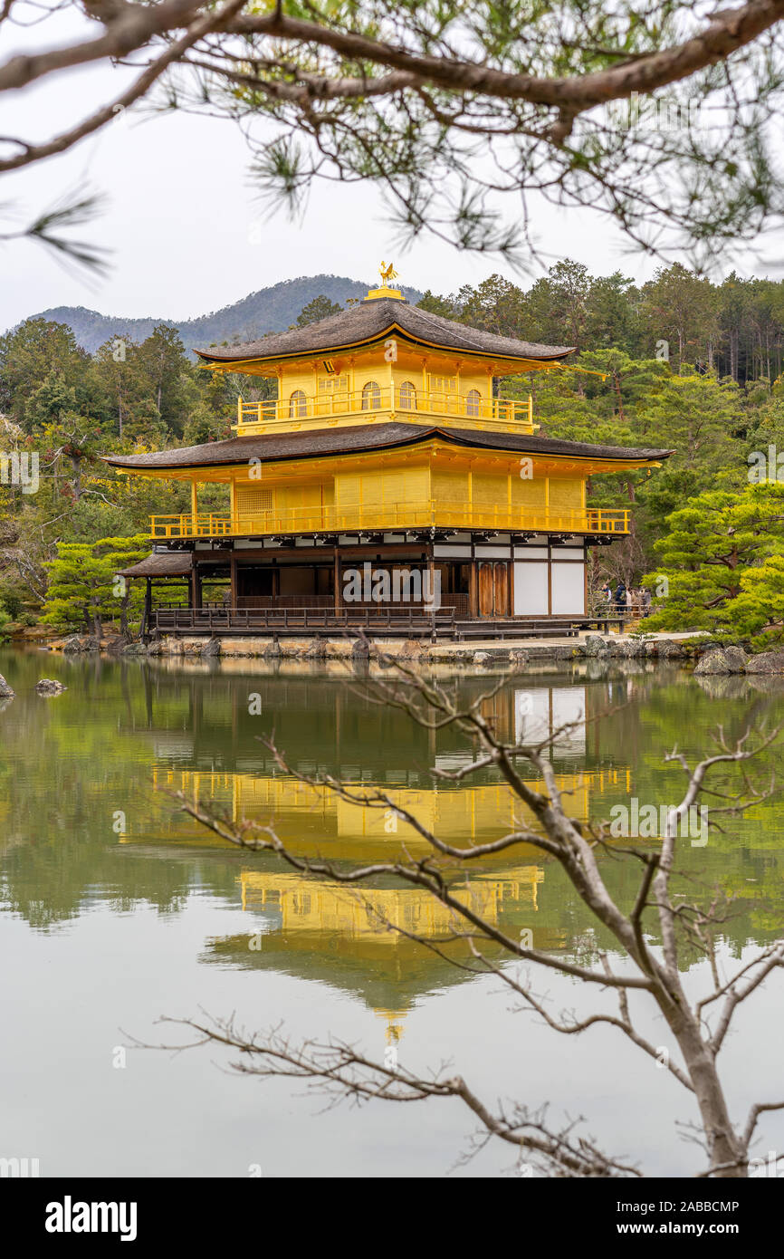 Kinkaku-ji (Temple du Pavillon d'or), officiellement nommé Rokuon-ji (Temple du jardin des cerfs), temple bouddhiste zen à Kyoto, Japon Banque D'Images