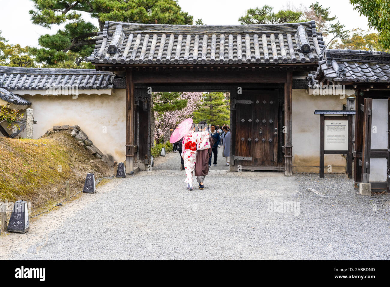 Deux adolescents en robes traditionnelles marchant dans le jardin du château de Nijo, Kyoto, Japon Banque D'Images