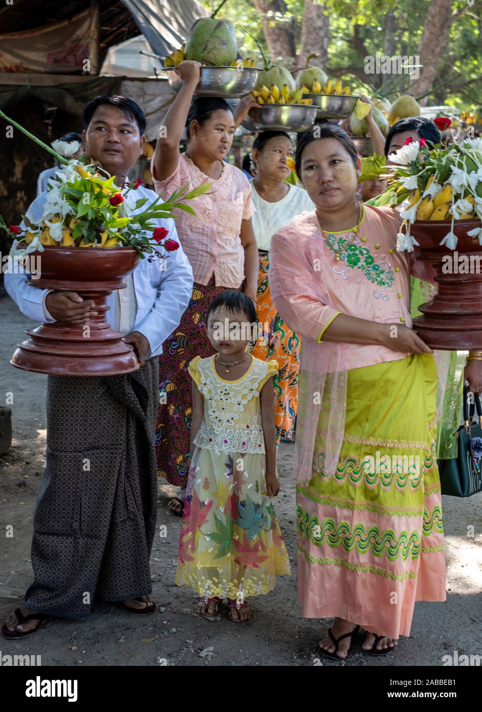Un cortège de mariage traditionnel dans les régions rurales du Myanmar (Birmanie) le long de la rivière Chindwin avec famille et invités de l'alignement avec les dons de fruits et de fleurs Banque D'Images