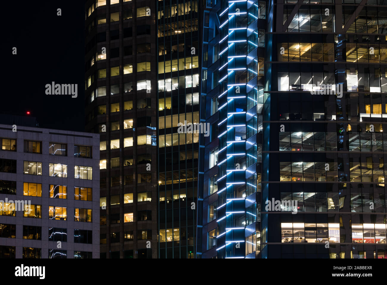 Scène urbaine moderne de feux lumineux et de fenêtres de verre des gratte-ciel dans la nuit en centre-ville de Los Angeles, Californie, USA Banque D'Images