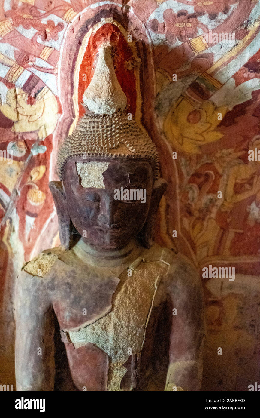 Image de Bouddha dans la niche d'une caverne à l'Phowin Taung Grottes dans la région de Sagaing, près de Monywa, Myanmar (Birmanie) et la rivière Chindwin Banque D'Images