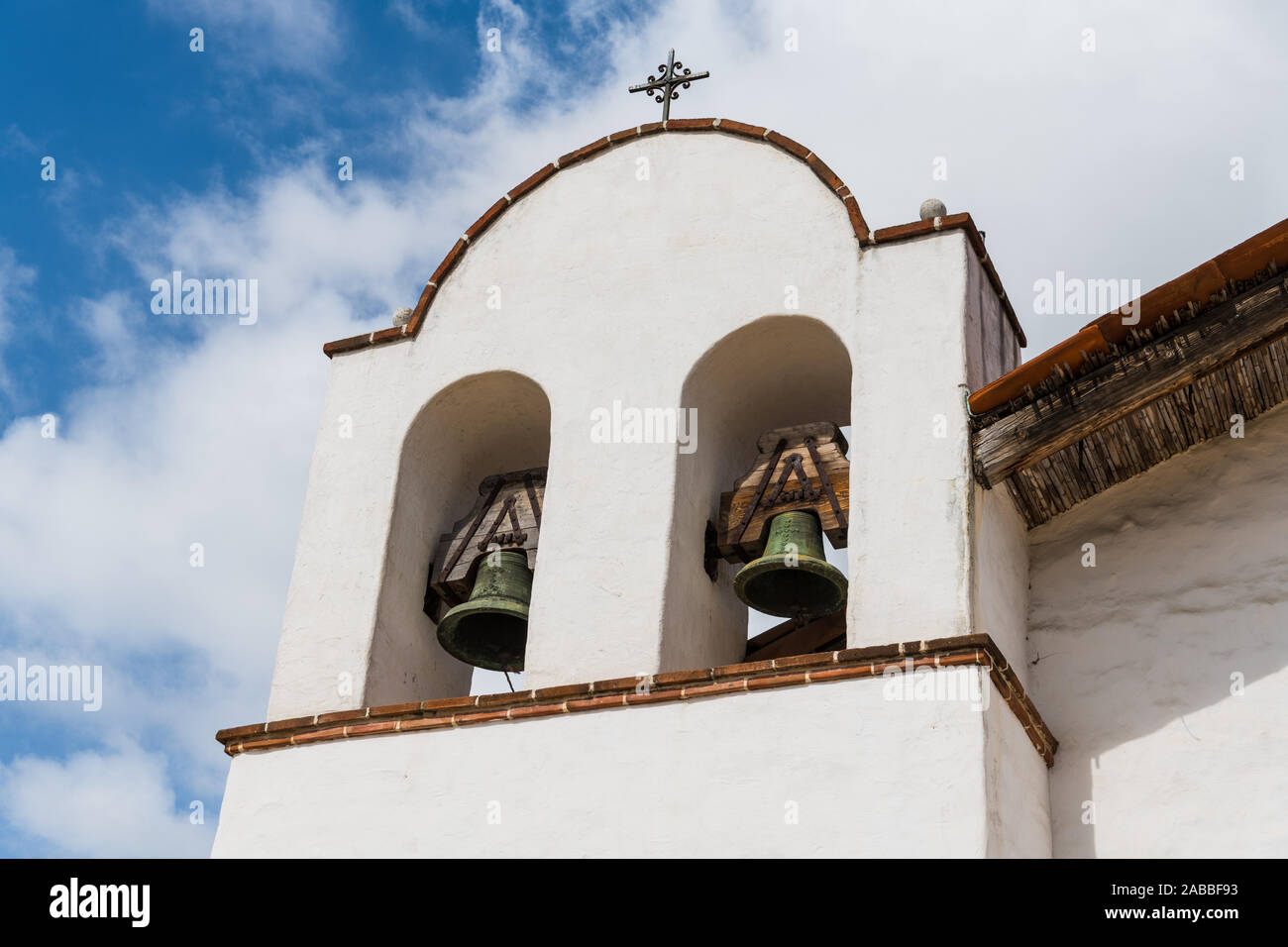 Mission style espagnol blanc historique clocher de l'église à El Presidio de Santa Barbara State Historic Park, Santa Barbara, Californie, USA Banque D'Images