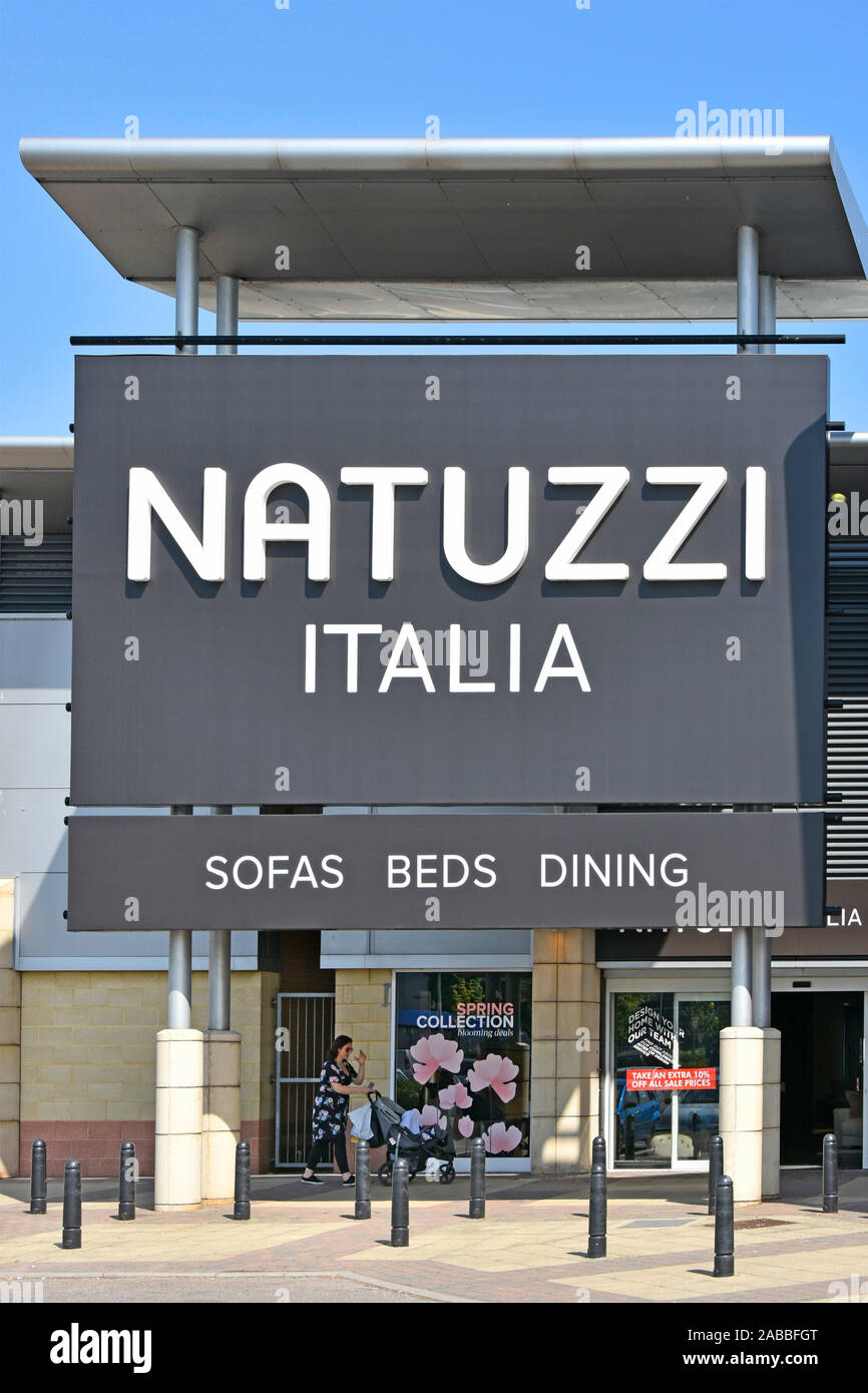 Italien Natuzzi Italia une entreprise de meubles au détail avec grand magasin signe au-dessus de entrée de magasin sur UK Lakeside retail park West Thurrock Essex Banque D'Images