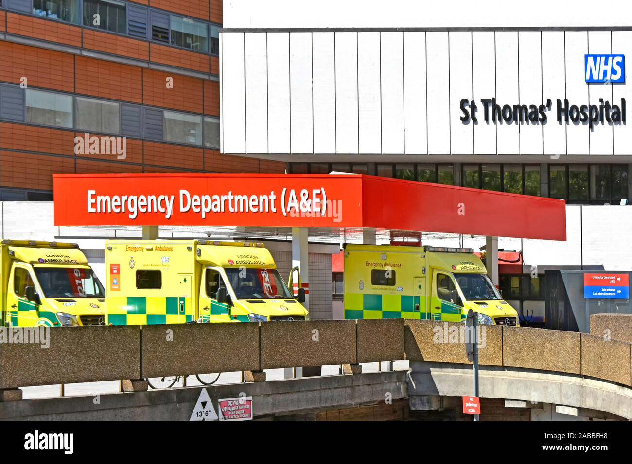 Saint Thomas d'hôpital du NHS signer au bâtiment et A&E Service des urgences Ambulance Londres entrée patient drop off Lambeth London England UK Banque D'Images