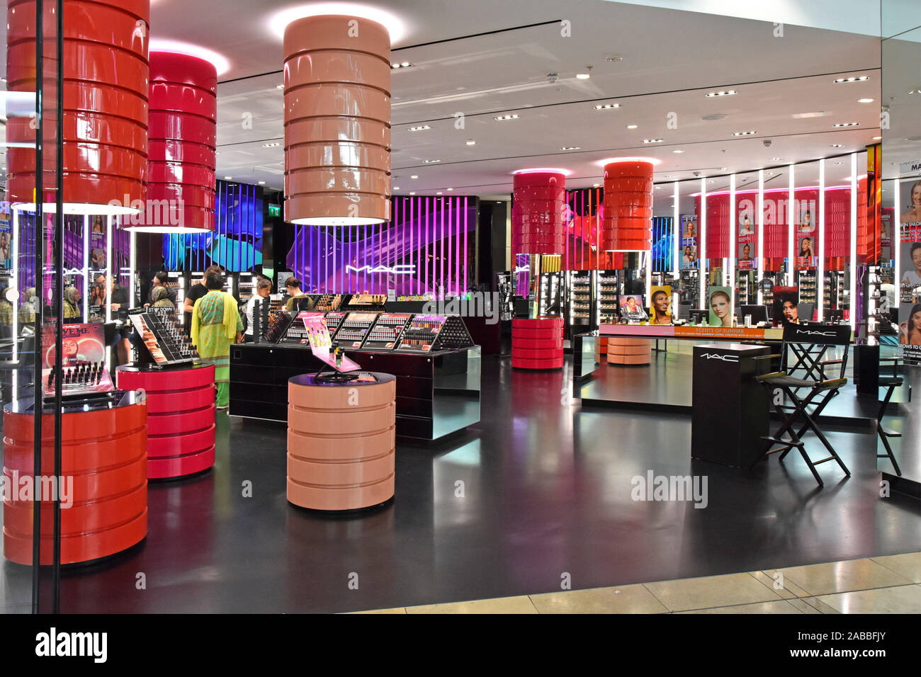 Store MAC Cosmetics business company partie d'Estée Lauder & intérieur boutique comptoir maquillage Westfield Stratford City Shopping Centre London UK Banque D'Images