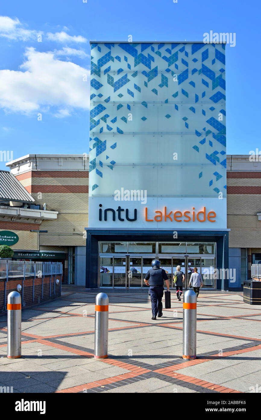 Bornes de sécurité protéger Intu Properties plc shopping mall et entrée à Thurrock Lakeside Shopping centre commercial intérieur Essex England UK Banque D'Images