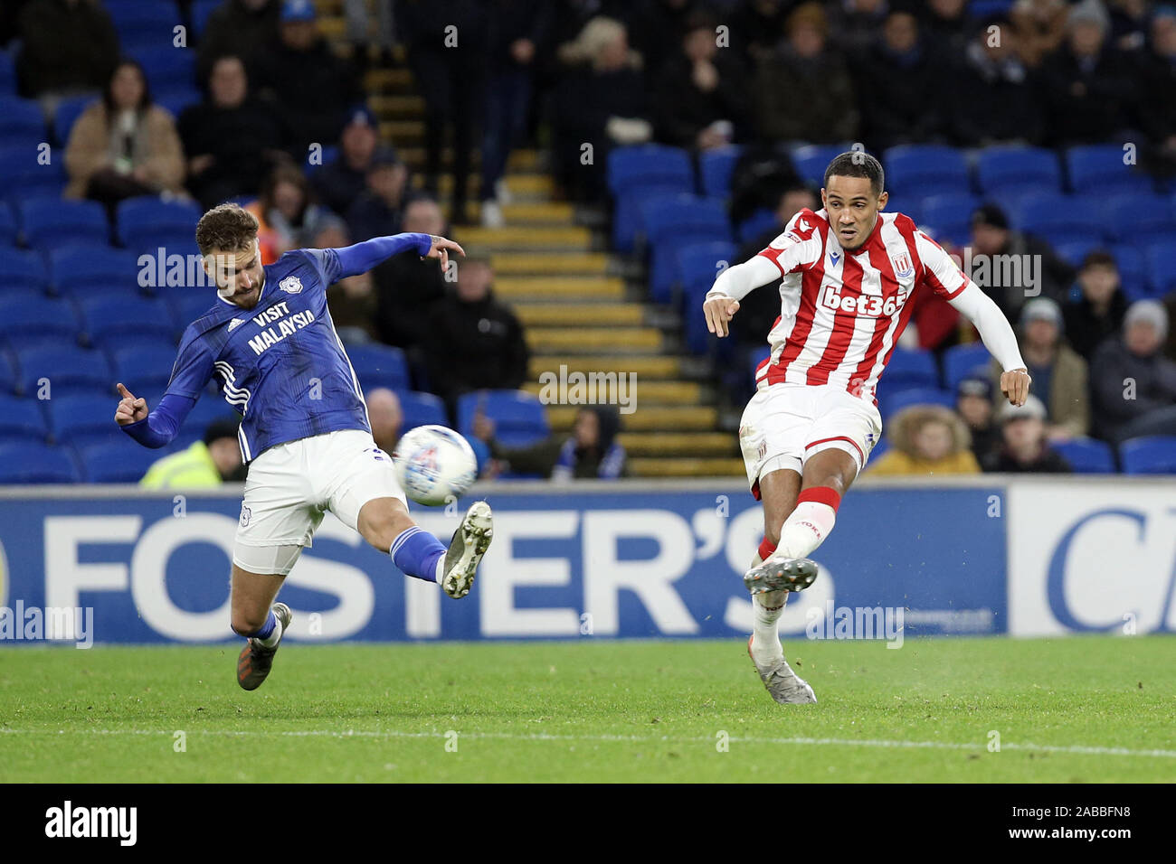 Cardiff, Royaume-Uni. 26 Nov, 2019. Tom Ince de Stoke City pousses durant la EFL Sky Bet Championship match entre Cardiff City et Stoke City au Cardiff City Stadium, Cardiff, Pays de Galles. Photo par Dave Peters. Usage éditorial uniquement, licence requise pour un usage commercial. Aucune utilisation de pari, de jeux ou d'un seul club/ligue/dvd publications. Credit : UK Sports Photos Ltd/Alamy Live News Banque D'Images