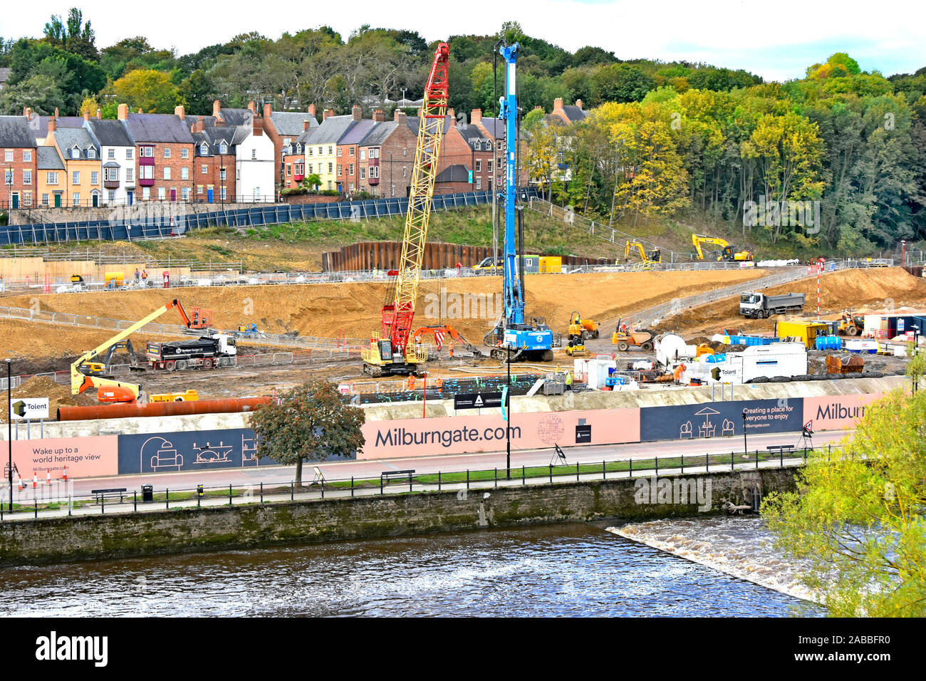 Les travaux de fondation sur occupation de l'immeuble à usage mixte site Milburngate le développement de la propriété au bord de la rivière l'usure dans l'avant du carter au Durham UK Banque D'Images