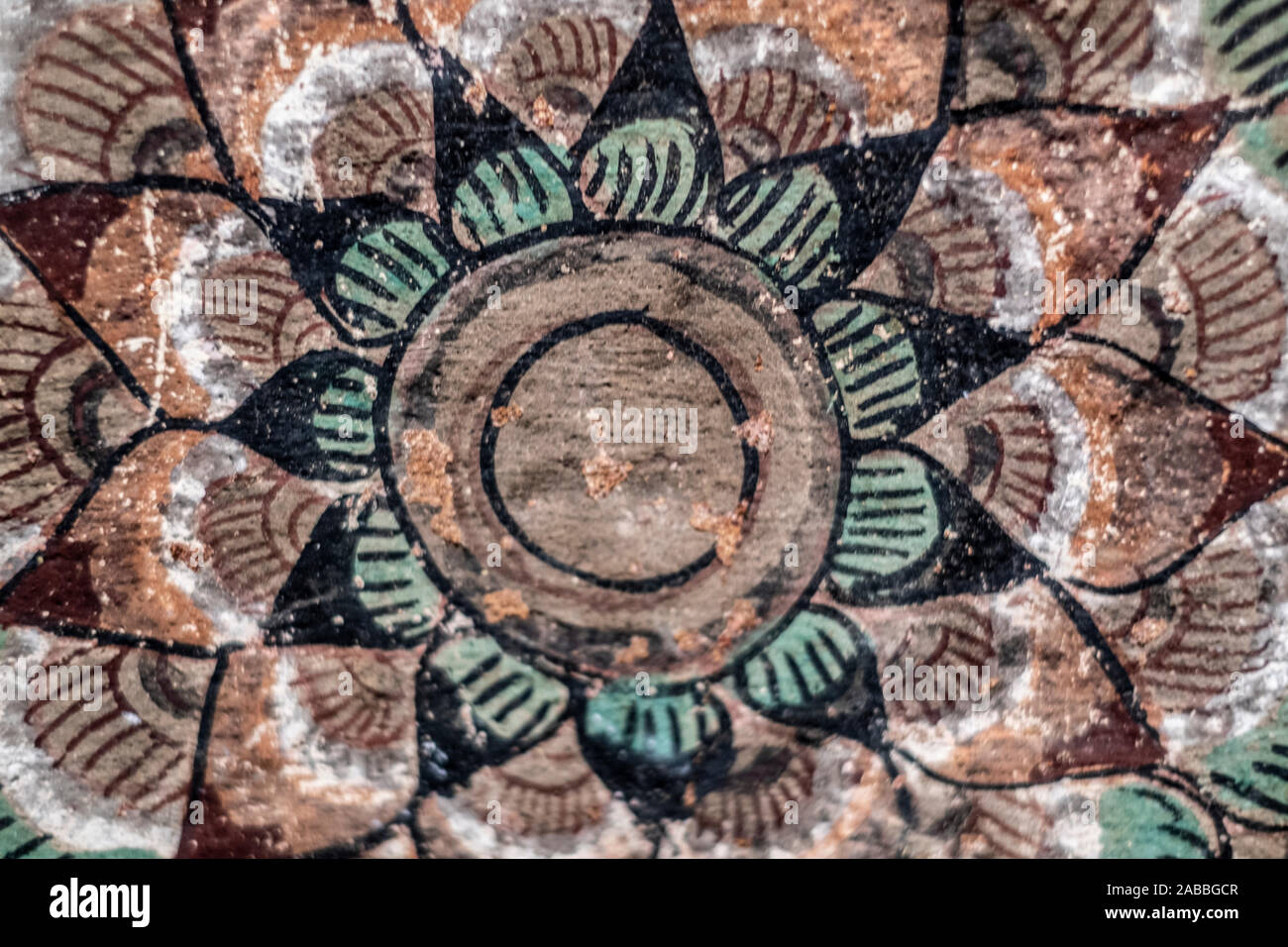 La peinture murale représentant une fleur de lotus ornant le Phowin Taung grottes situé le long de la rivière Chindwin, dans le nord-ouest de Myanmar (Birmanie) Banque D'Images