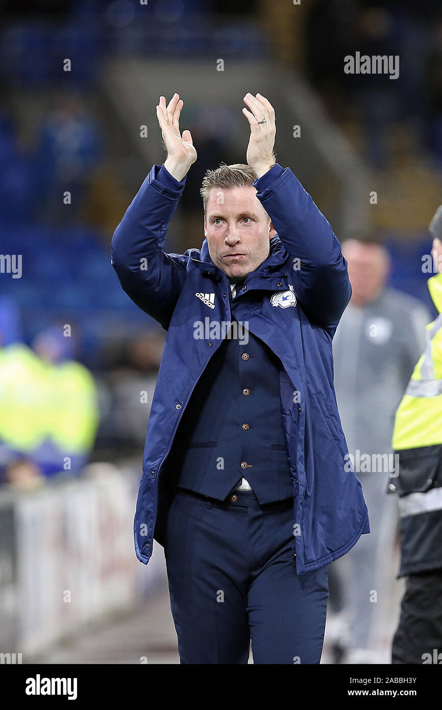 Cardiff, Royaume-Uni. 26 Nov, 2019. Neil Harris manager de Cardiff City applaudit les fans sur son premier match à domicile en charge au cours de l'EFL Sky Bet match de championnat entre Cardiff City et Stoke City au Cardiff City Stadium, Cardiff, Pays de Galles. Photo par Dave Peters. Usage éditorial uniquement, licence requise pour un usage commercial. Aucune utilisation de pari, de jeux ou d'un seul club/ligue/dvd publications. Credit : UK Sports Photos Ltd/Alamy Live News Banque D'Images
