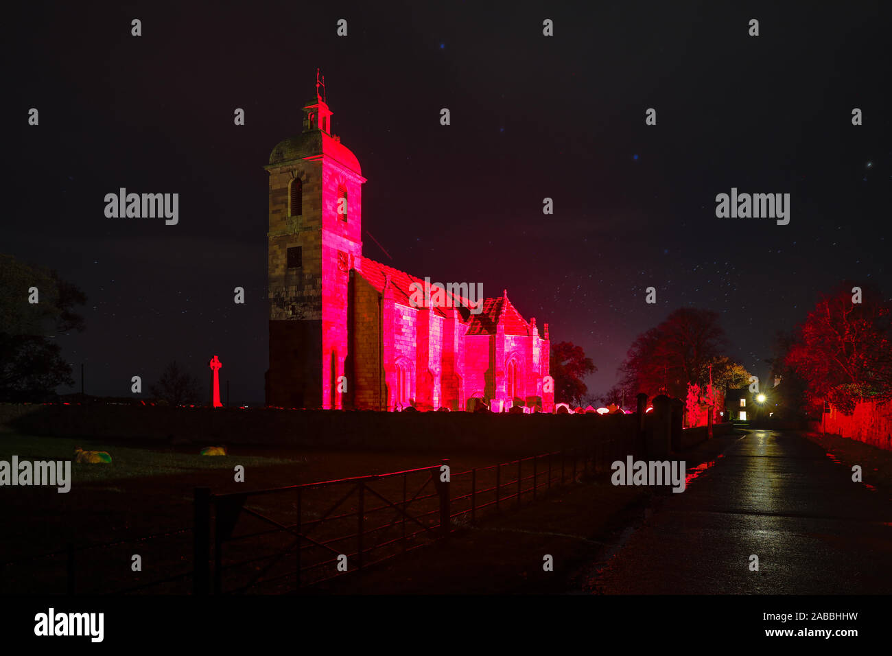 2018 courts de Blood red pour commémorer le centenaire de la fin de la Première Guerre mondiale, Ladykirk église construite sur ordre du roi Jacques IV en 1500 Banque D'Images