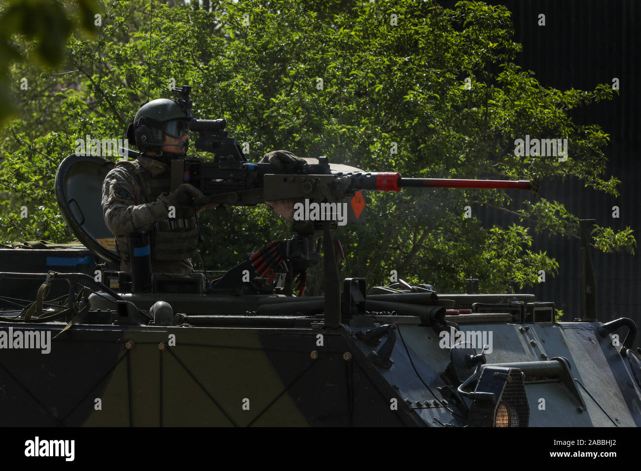 Un soldat de l'armée lettone manning (HMG) à l'arme lourde sur les transports de troupes blindés (TTB) Banque D'Images