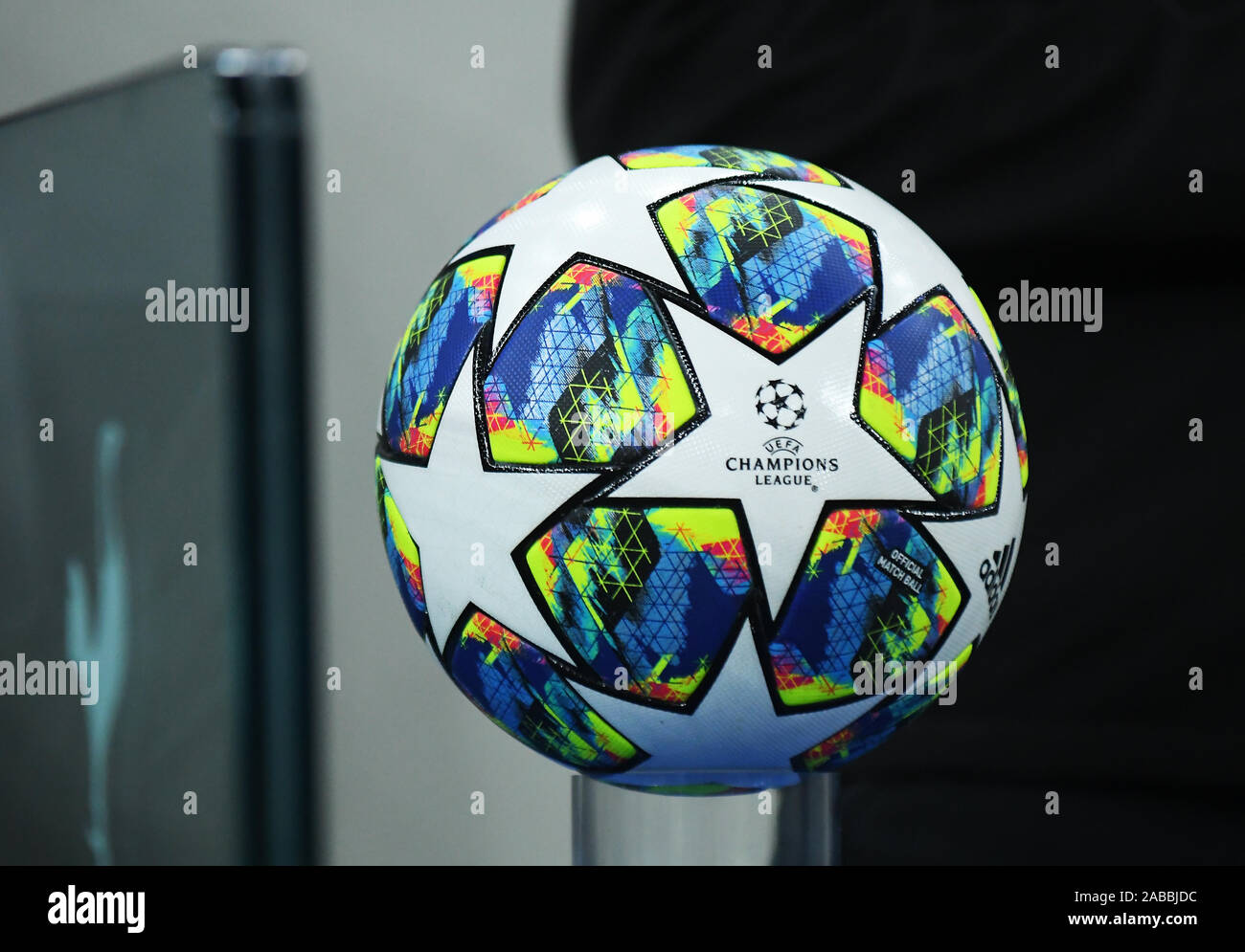 Londres, ANGLETERRE - 26 NOVEMBRE 2019 : le ballon de match officiel présenté au cours de la 2019-2020 LIGUE DES CHAMPIONS Groupe B match entre Tottenham Hotspur FC et l'Olympiakos FC à Tottenham Hotspur Stadium. Banque D'Images