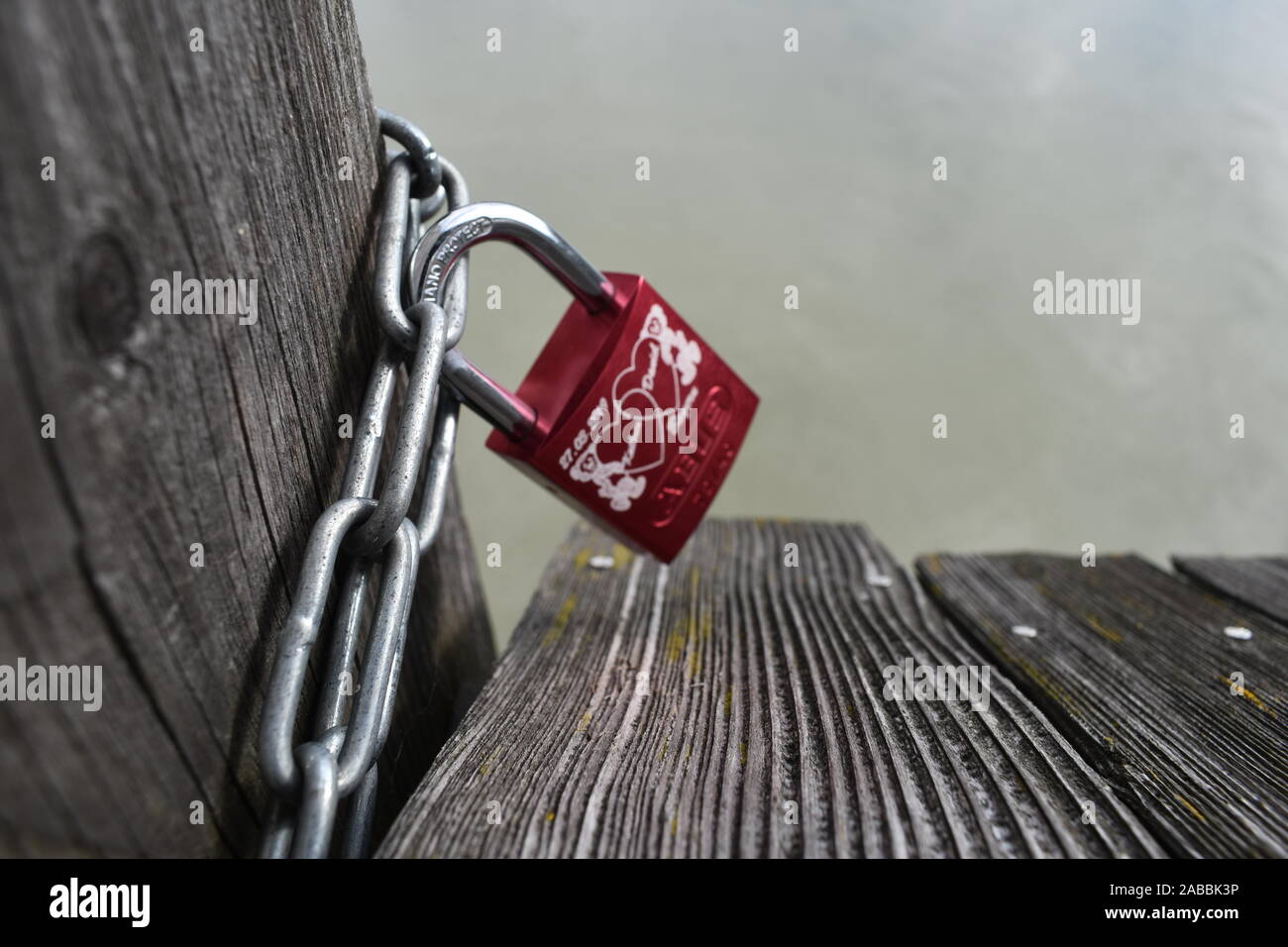 Médaillon sur un pont d'amour Banque D'Images