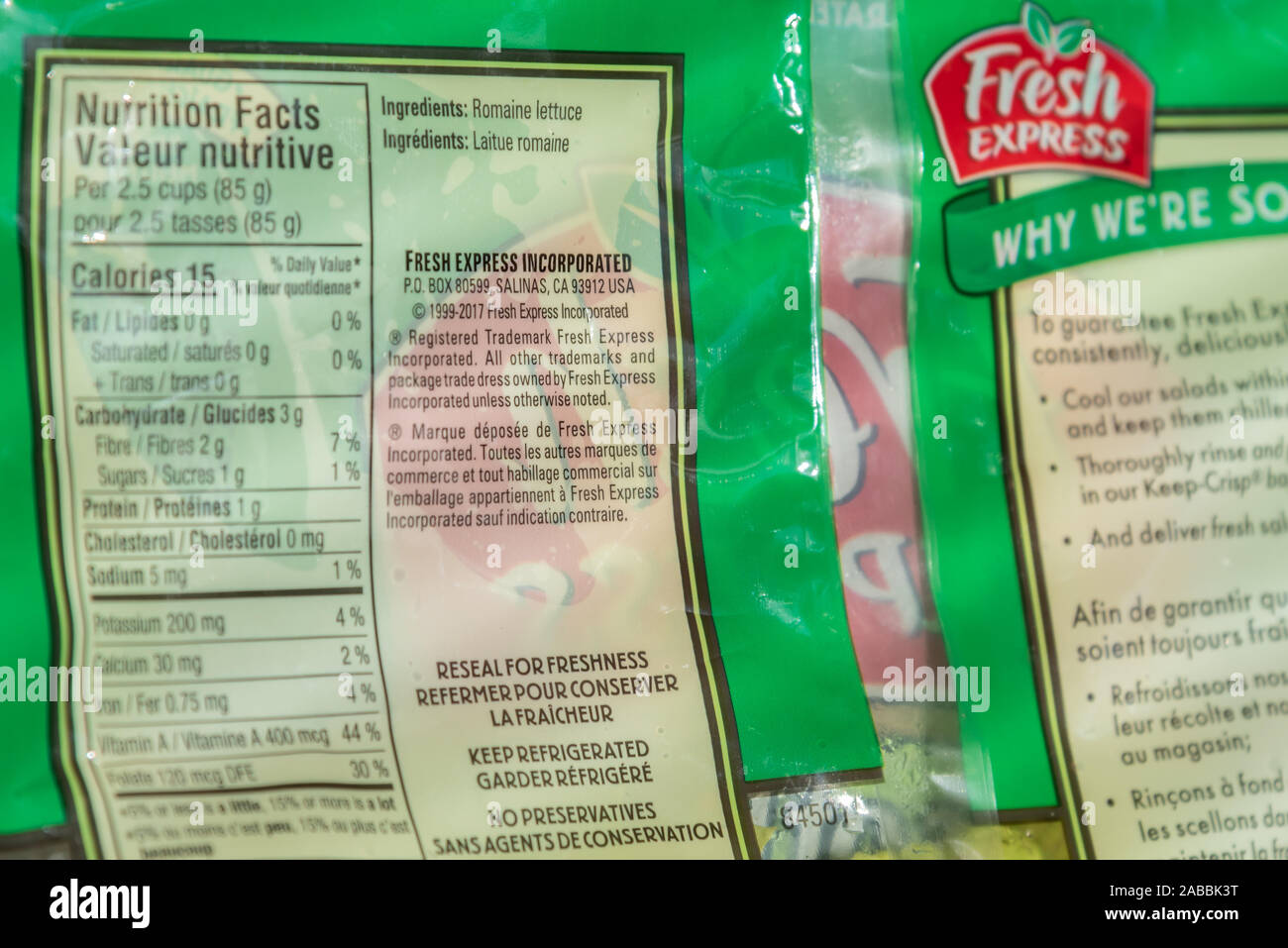 Penticton, Colombie-Britannique / Canada - 26 novembre 2019 : sac de Fresh Express pré-coupé pré-lavés laitue romaine de Salinas, en Californie Banque D'Images