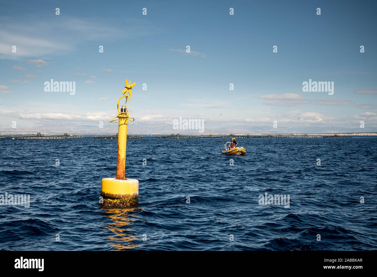 Dans la mer bouées soutenant avec les pêcheurs Espagne Banque D'Images