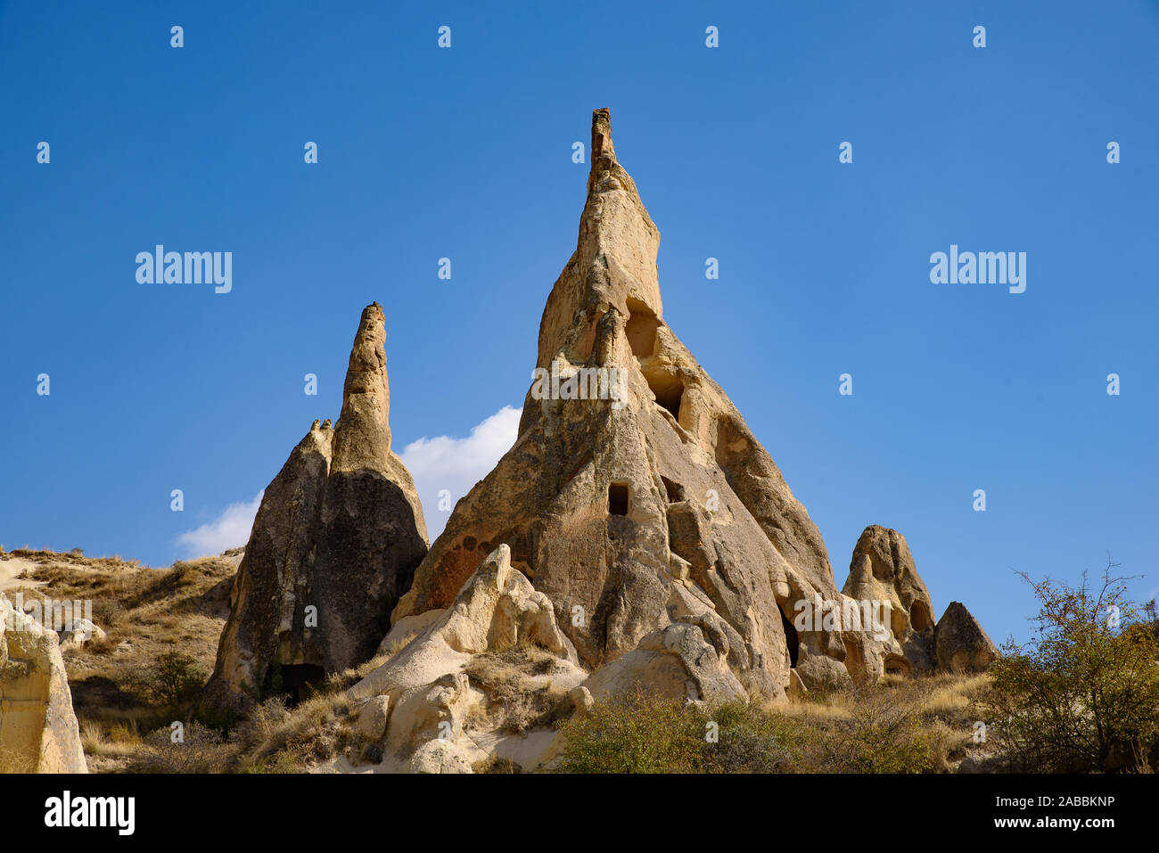 Formations rocheuses de montagnes, de vallées et de pinacles à Parc national de Göreme, Cappadoce, Turquie Banque D'Images