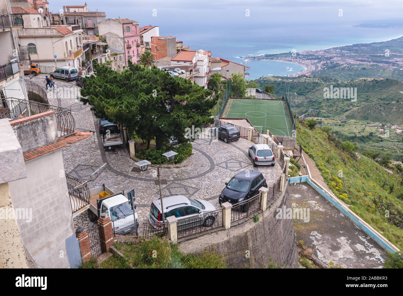 Street à Castelmola ville dans la province de Messine dans la région Sicile. Avec vue sur la ville historique de Giardini Naxos Banque D'Images