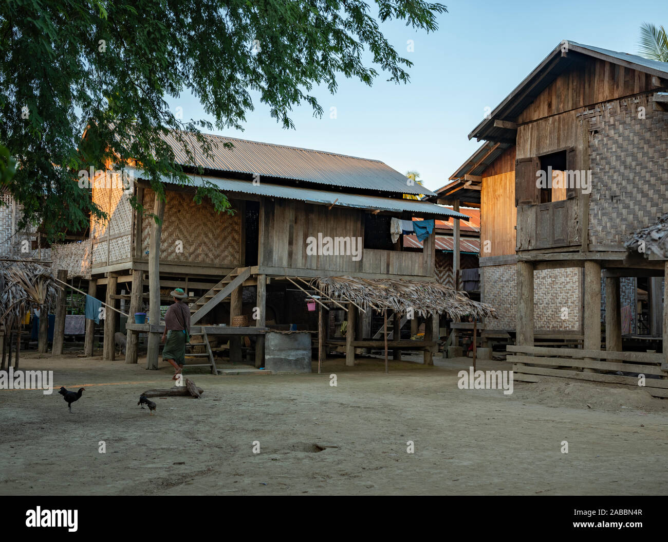 Maisons de village typiques Birmans dans le nord-ouest de Myanmar (Birmanie) le long de la rivière Chindwin sur pilotis avec de l'étain les toits et façades en bois/bambou tressé Banque D'Images