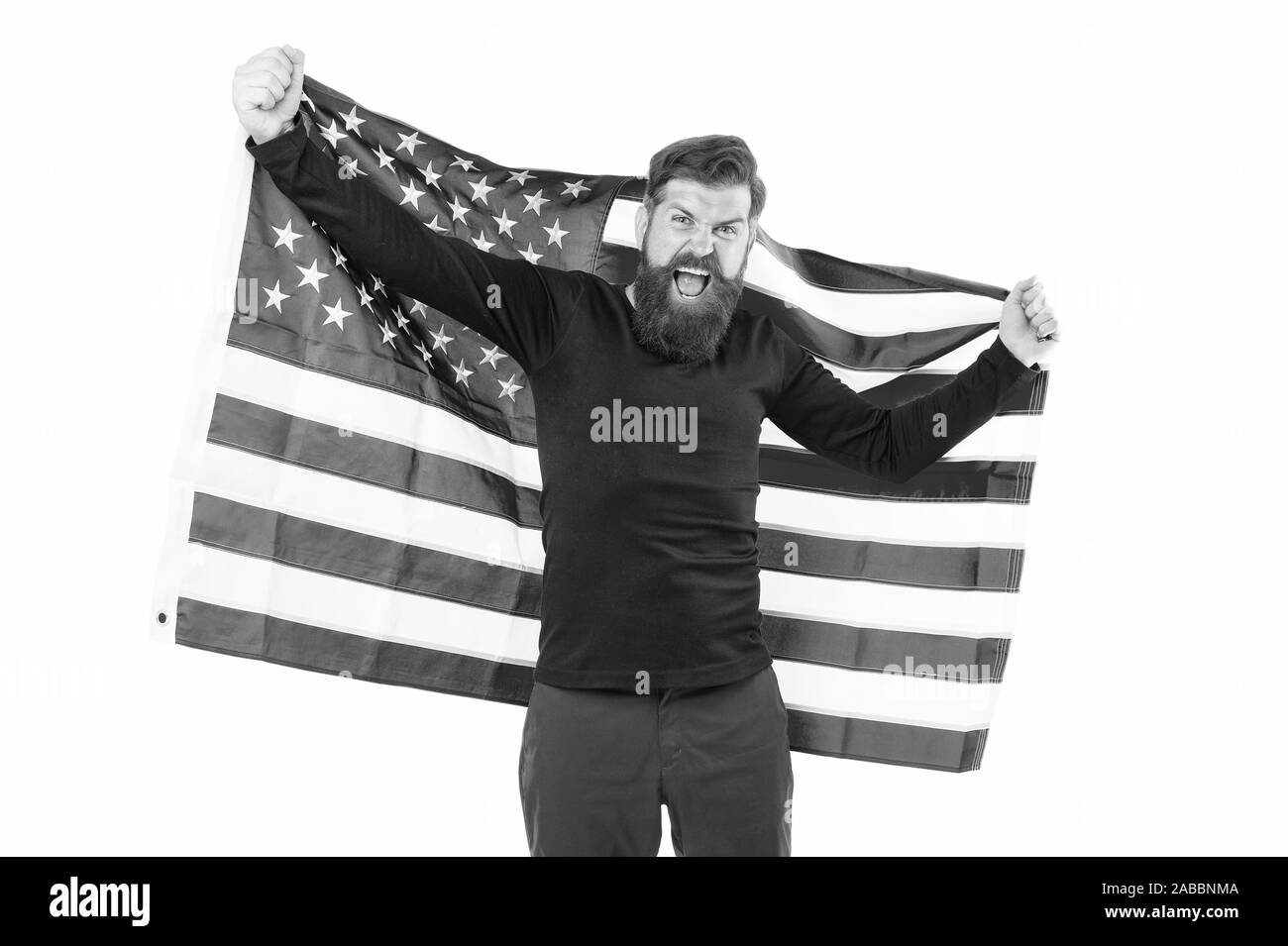 J'ai eu l'usa flag plus mon cœur cause Im patriotique. Hipster patriotique holding american flag sur fond blanc. Homme barbu et patriotique sentiment heureux le jour de l'indépendance. Être patriote pour les usa. Banque D'Images